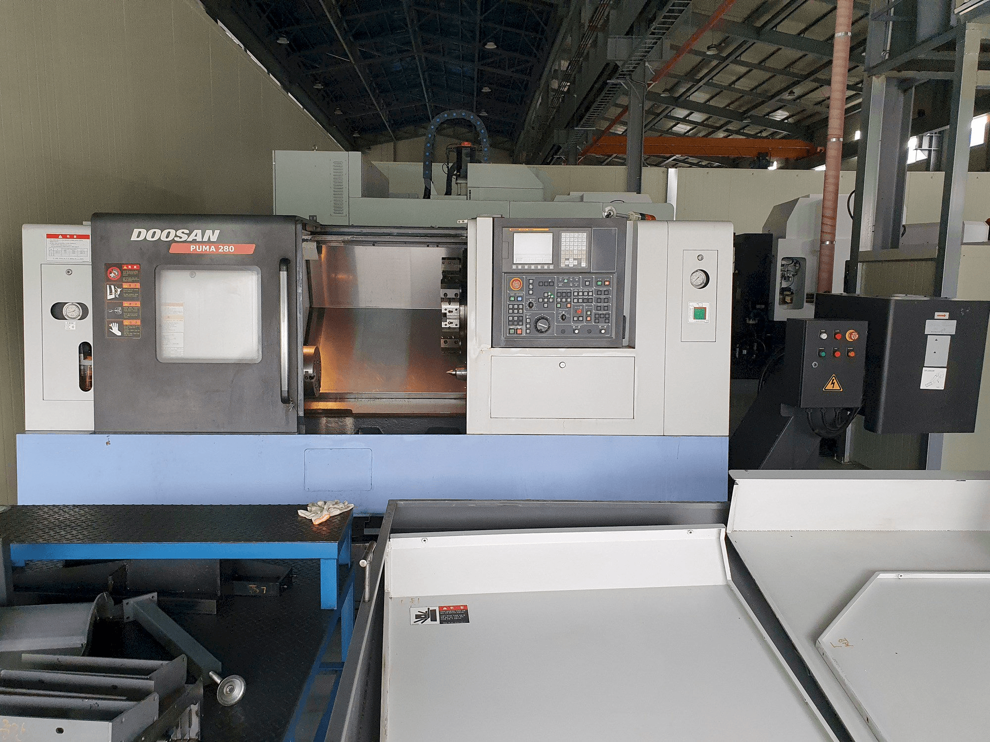 Frontansicht der Doosan PUMA 280 Maschine