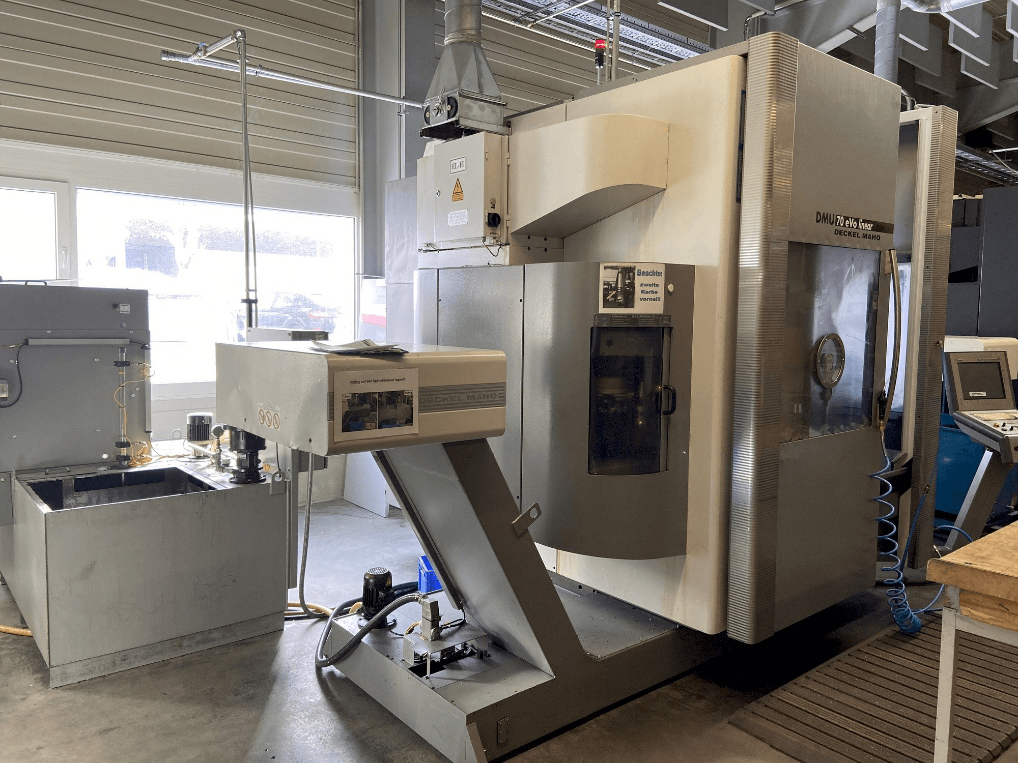 Frontansicht der DECKEL MAHO DMU 70 eVo linear Maschine