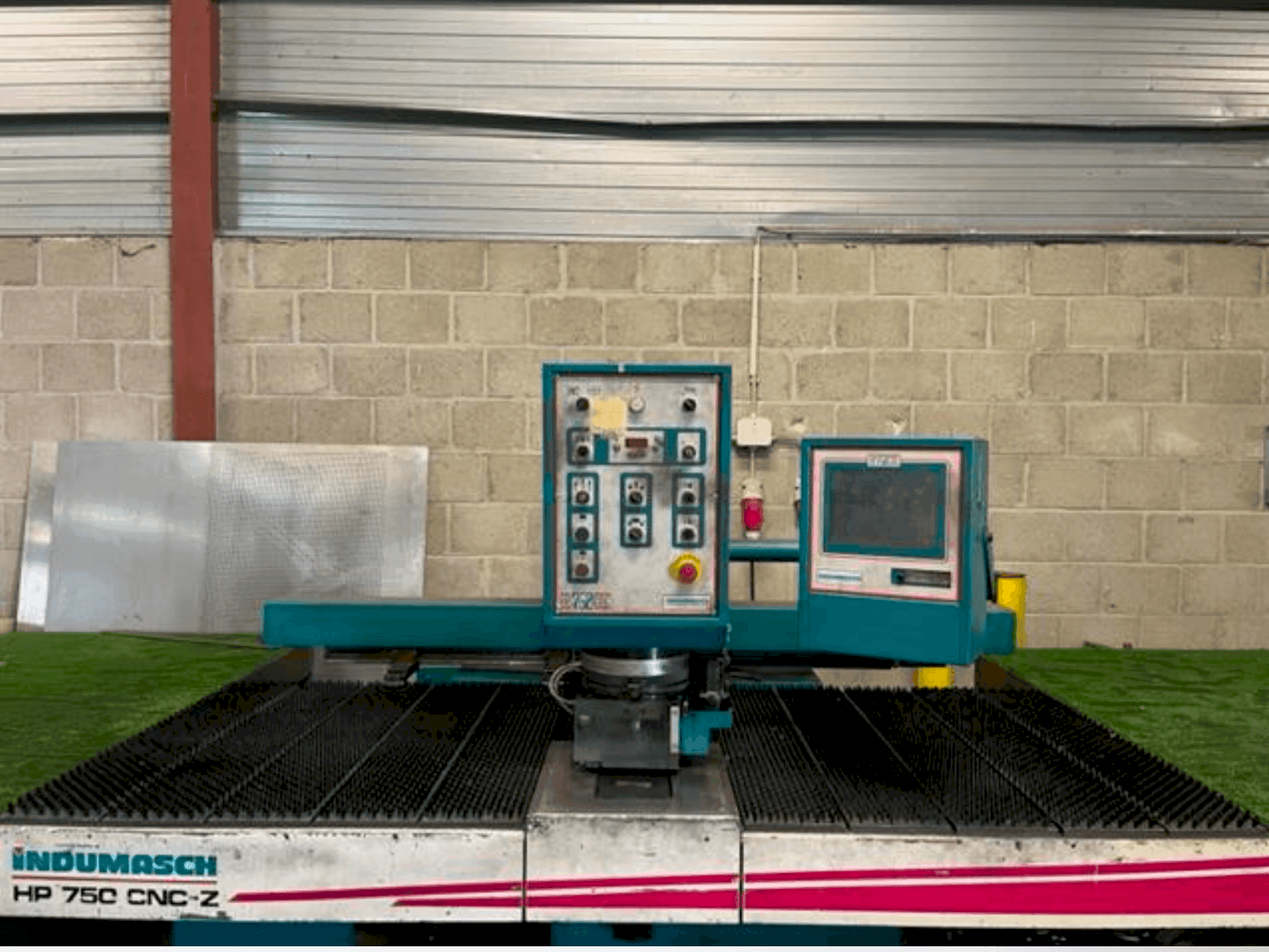 Frontansicht der Indumasch HP 750 CNC/Z Maschine