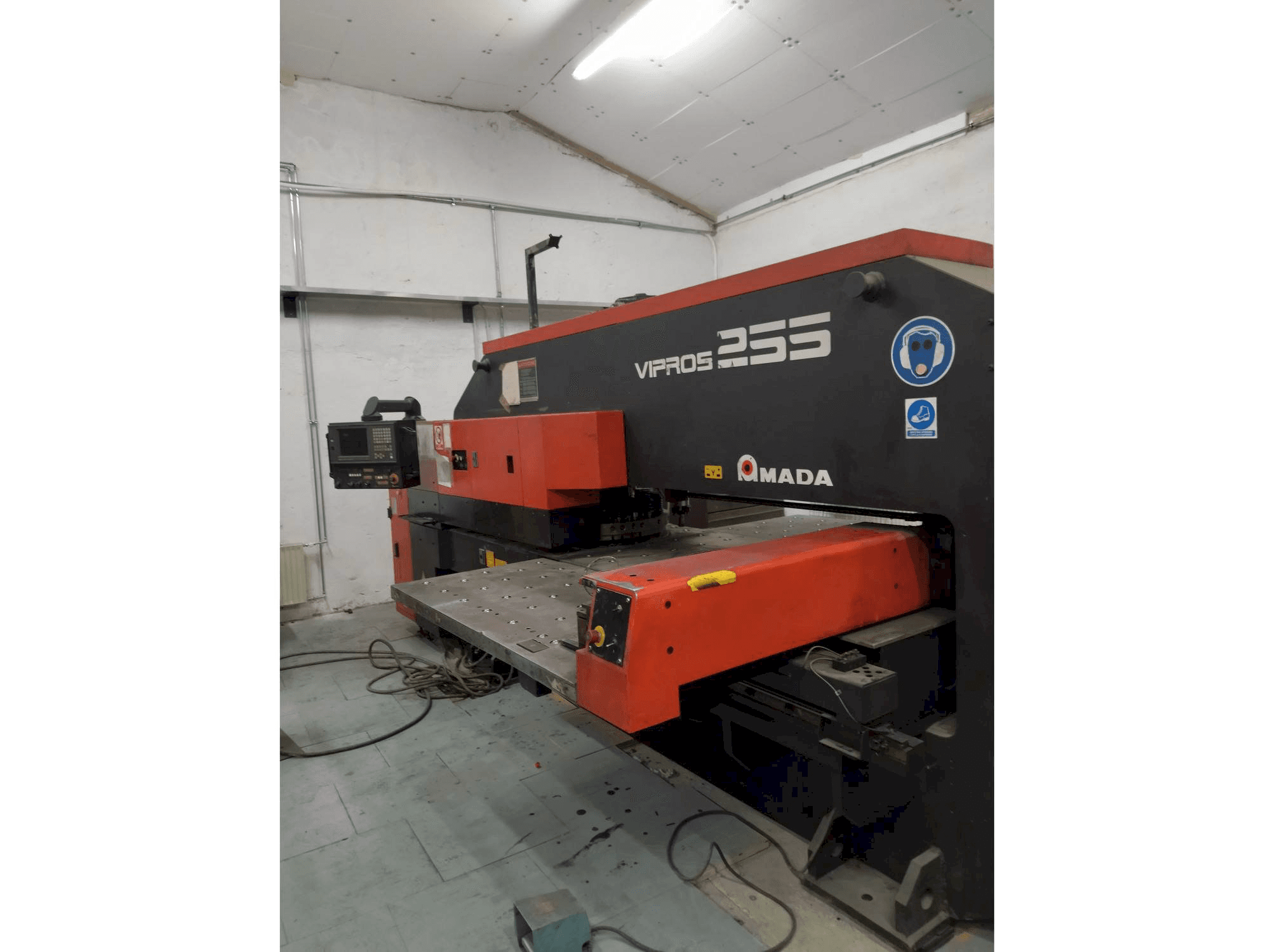 Frontansicht der AMADA Vipros 255 Maschine