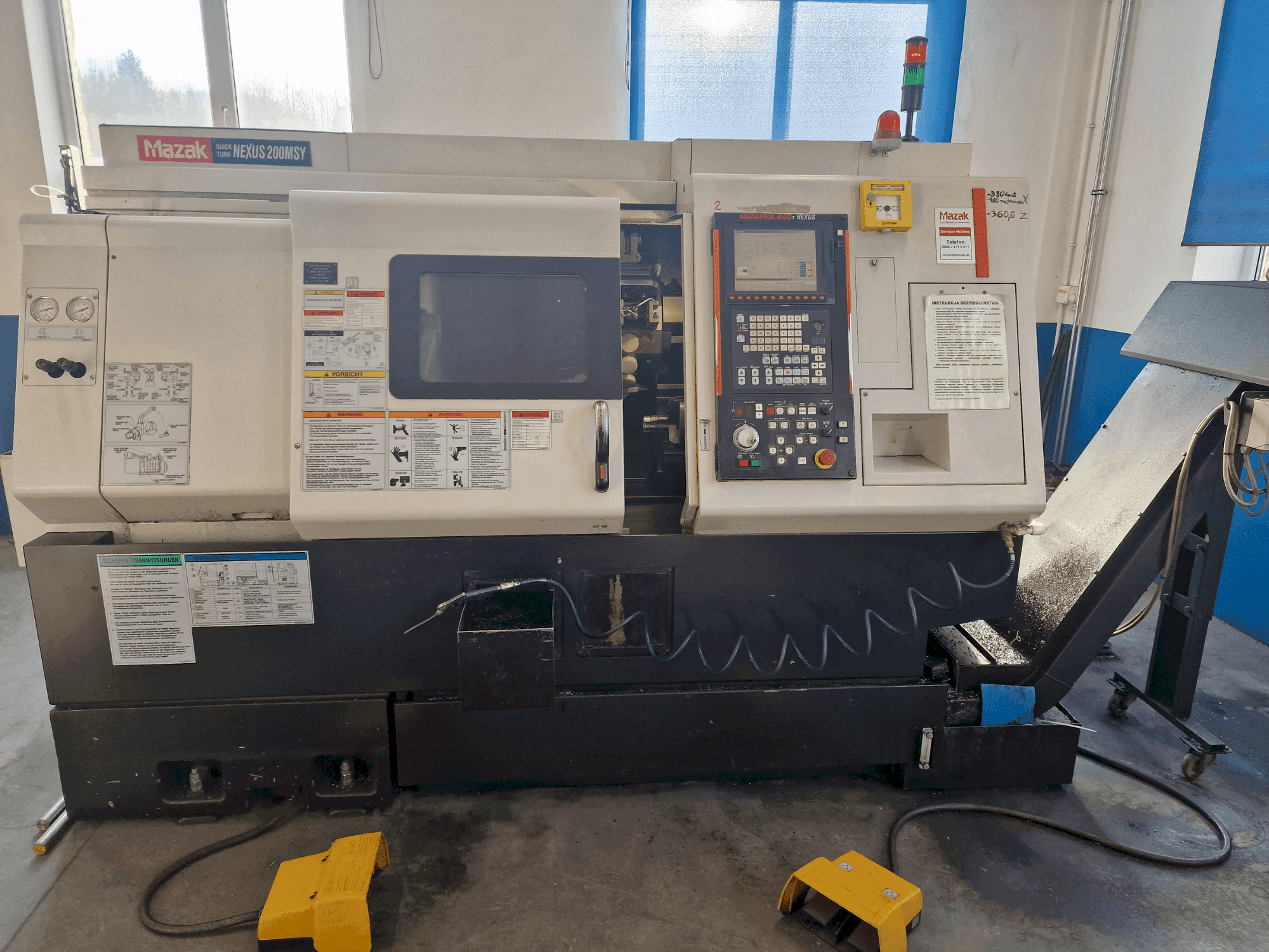 Frontansicht der Mazak QTN-200MSY Maschine