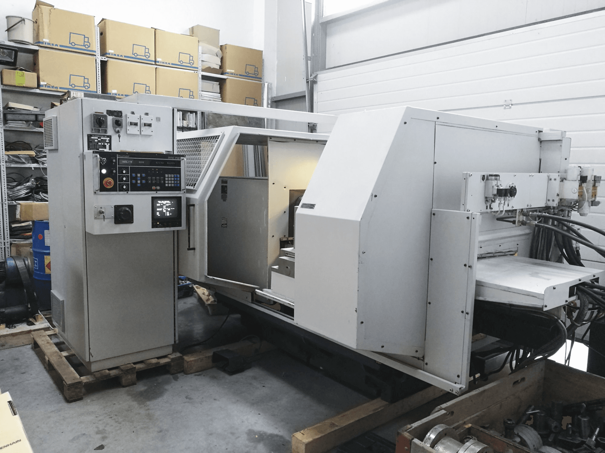 Rechte Ansicht der Gildemeister RNF 40/200 Maschine