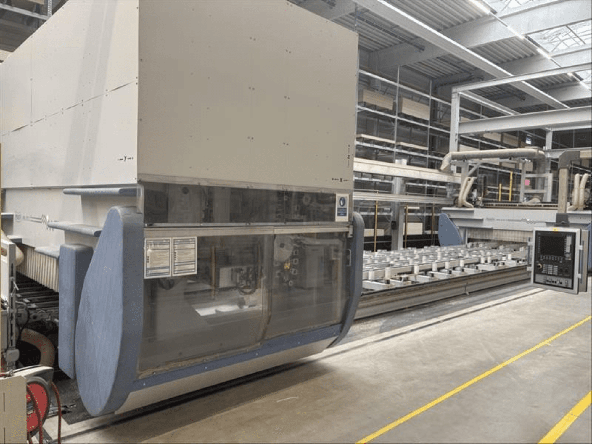CNC-Bearbeitungszentrum MAKA PM 270 X, Frontansicht mit Bedienfeld und Maschinendetails in einer Fabrikumgebung.