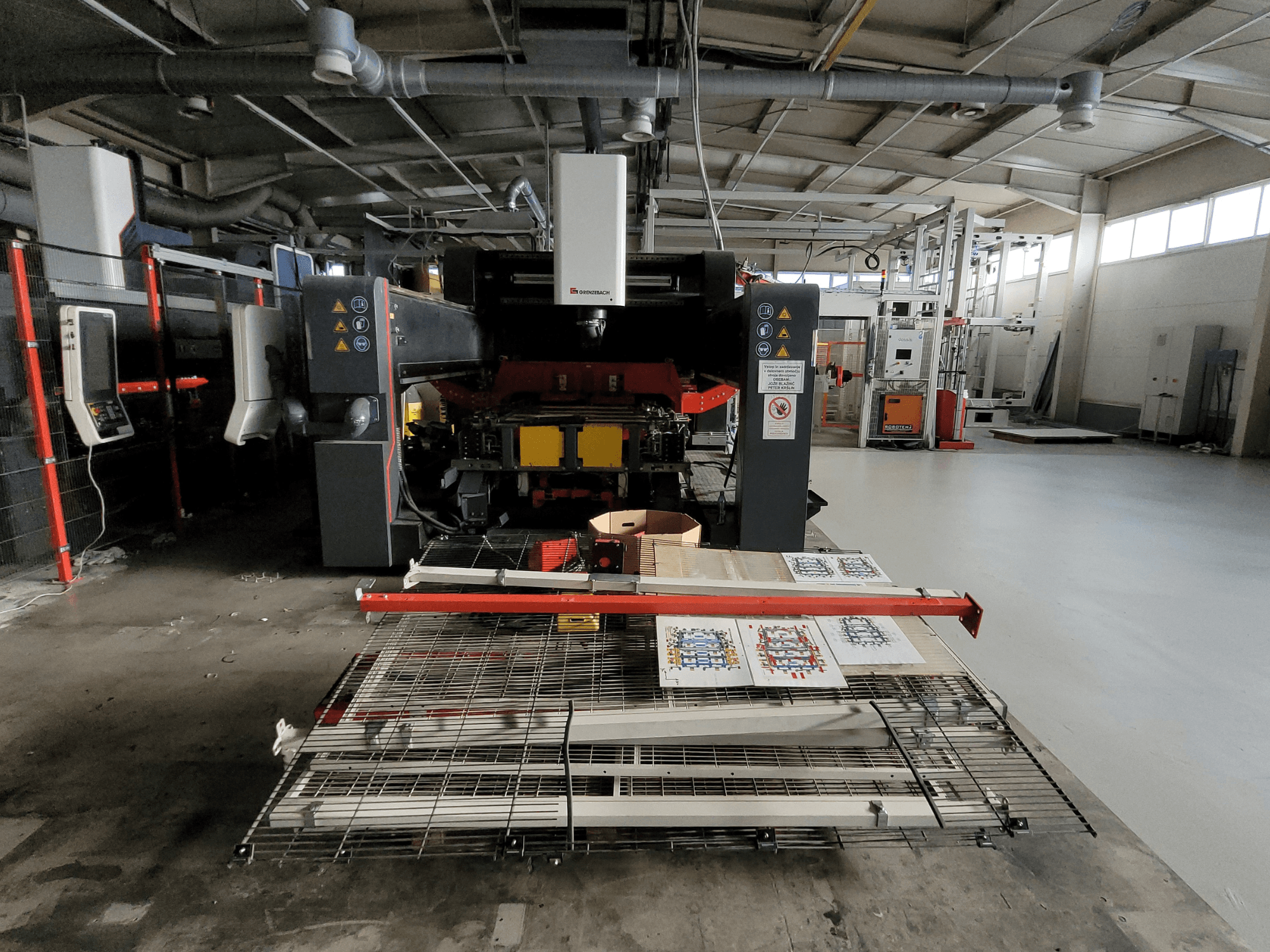 Die GRENZEBACH-FSW-Maschine DSM 2400, Frontansicht in Werkskonfiguration, zeigt die Bearbeitungskonfiguration mit Druckmaterialien und Ausrüstung.