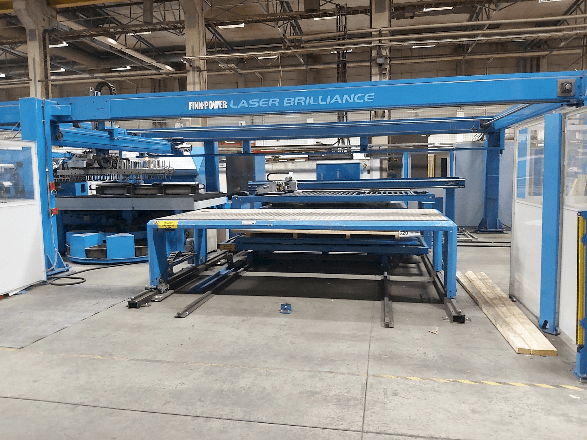 Frontansicht der Finn-Power LG6 Maschine