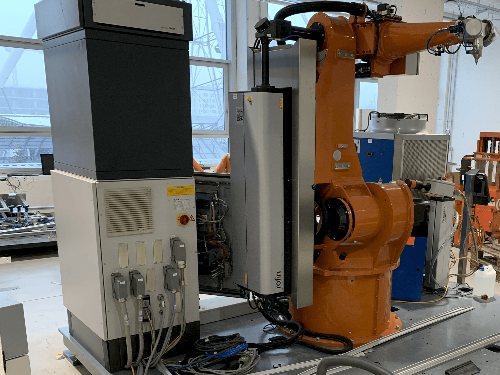 Frontansicht der Reis Robotics Laserroboter RV6L Maschine