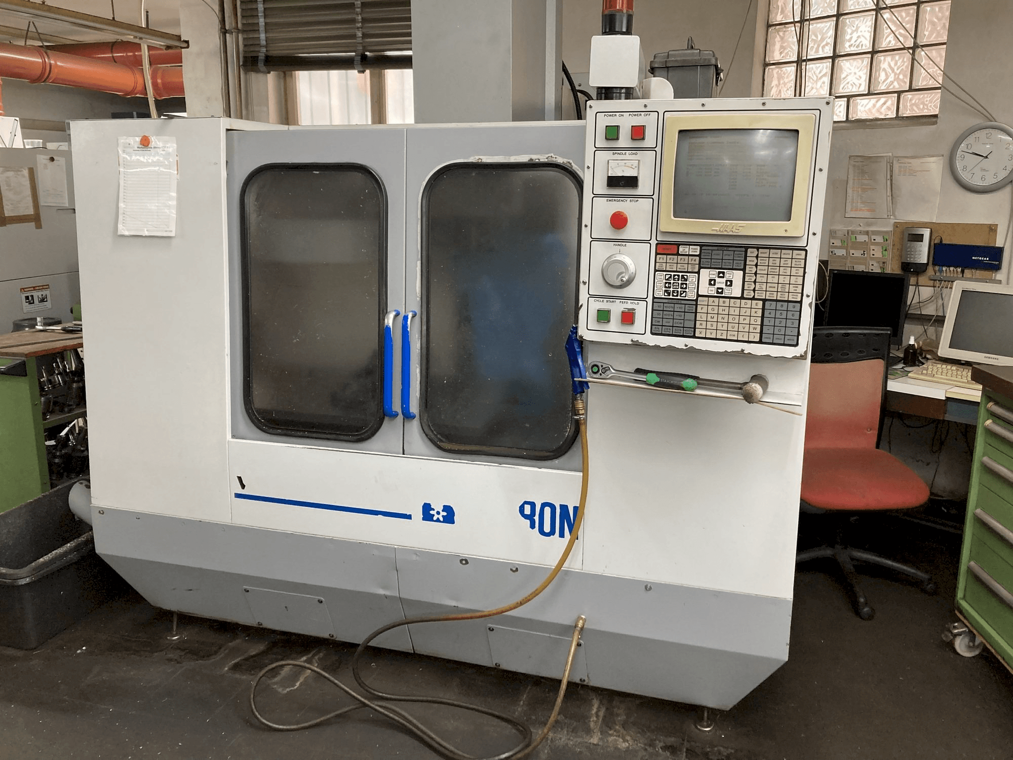Frontansicht der MIKRON VCE750 Maschine