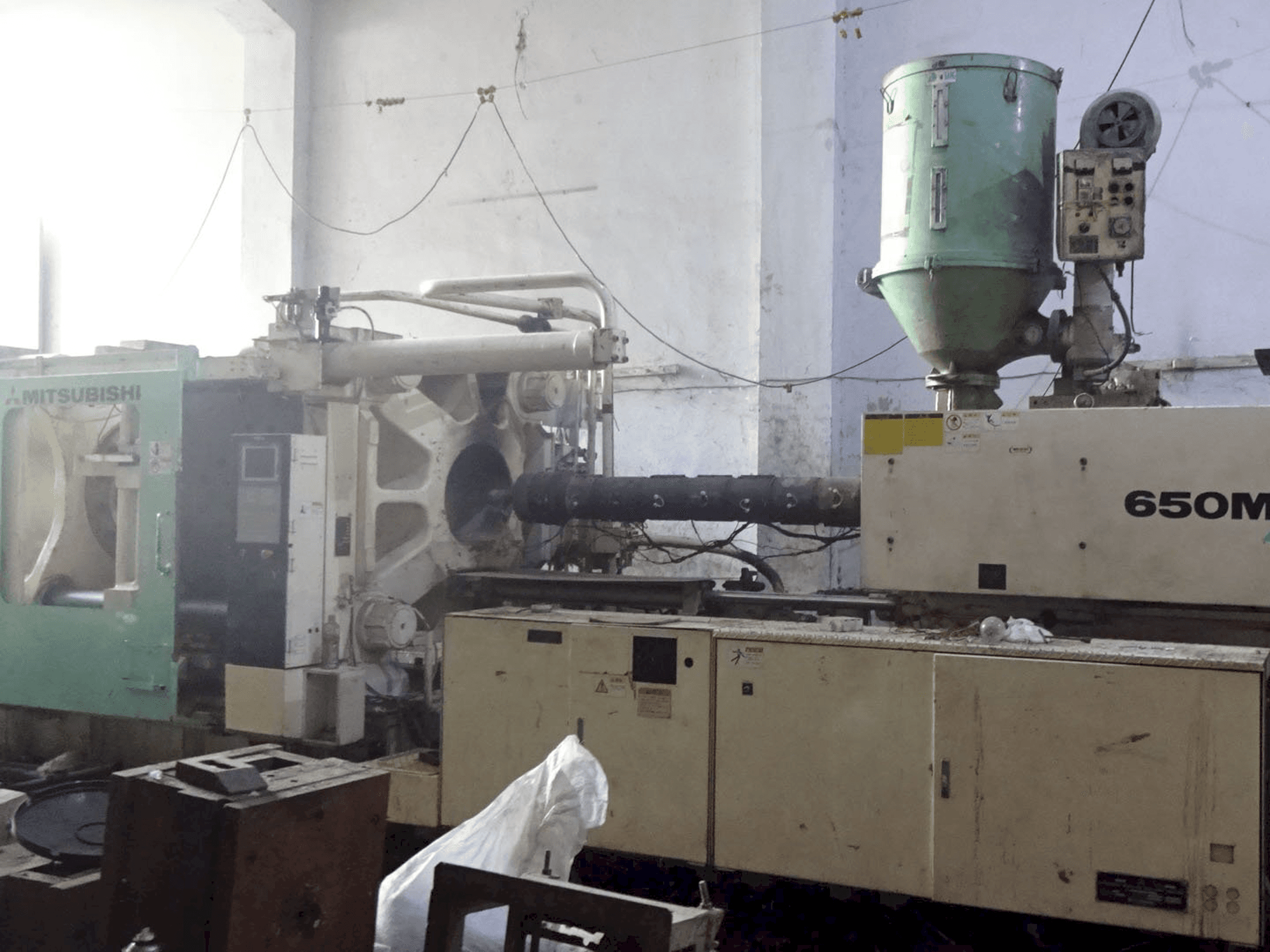 Rechte Ansicht der Mitsubishi 650 MMG Maschine