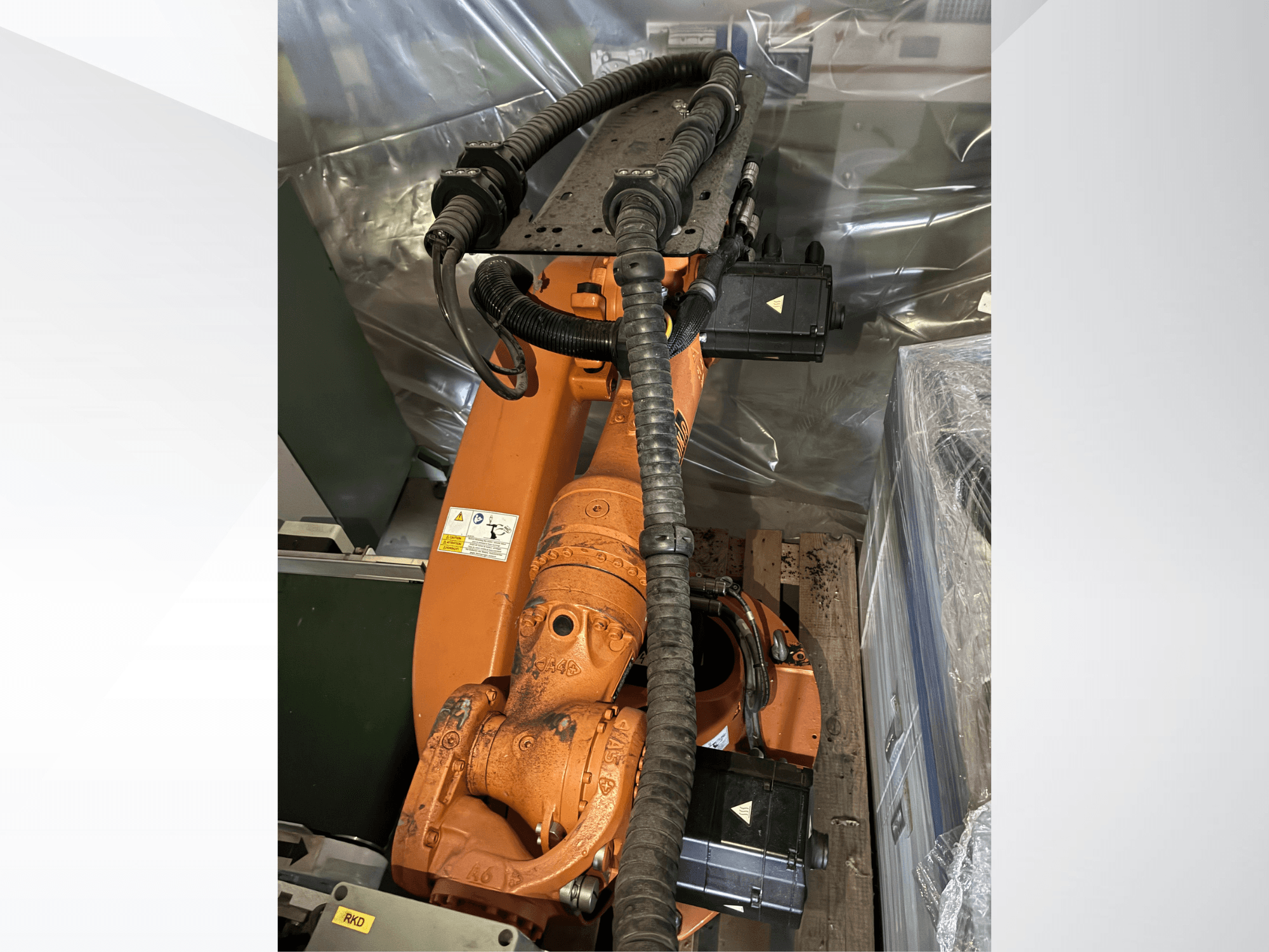 KUKA KR16-2-Roboterarm in Orange, von oben gesehen, mit sichtbaren Anschlüssen und Schutzschläuchen.