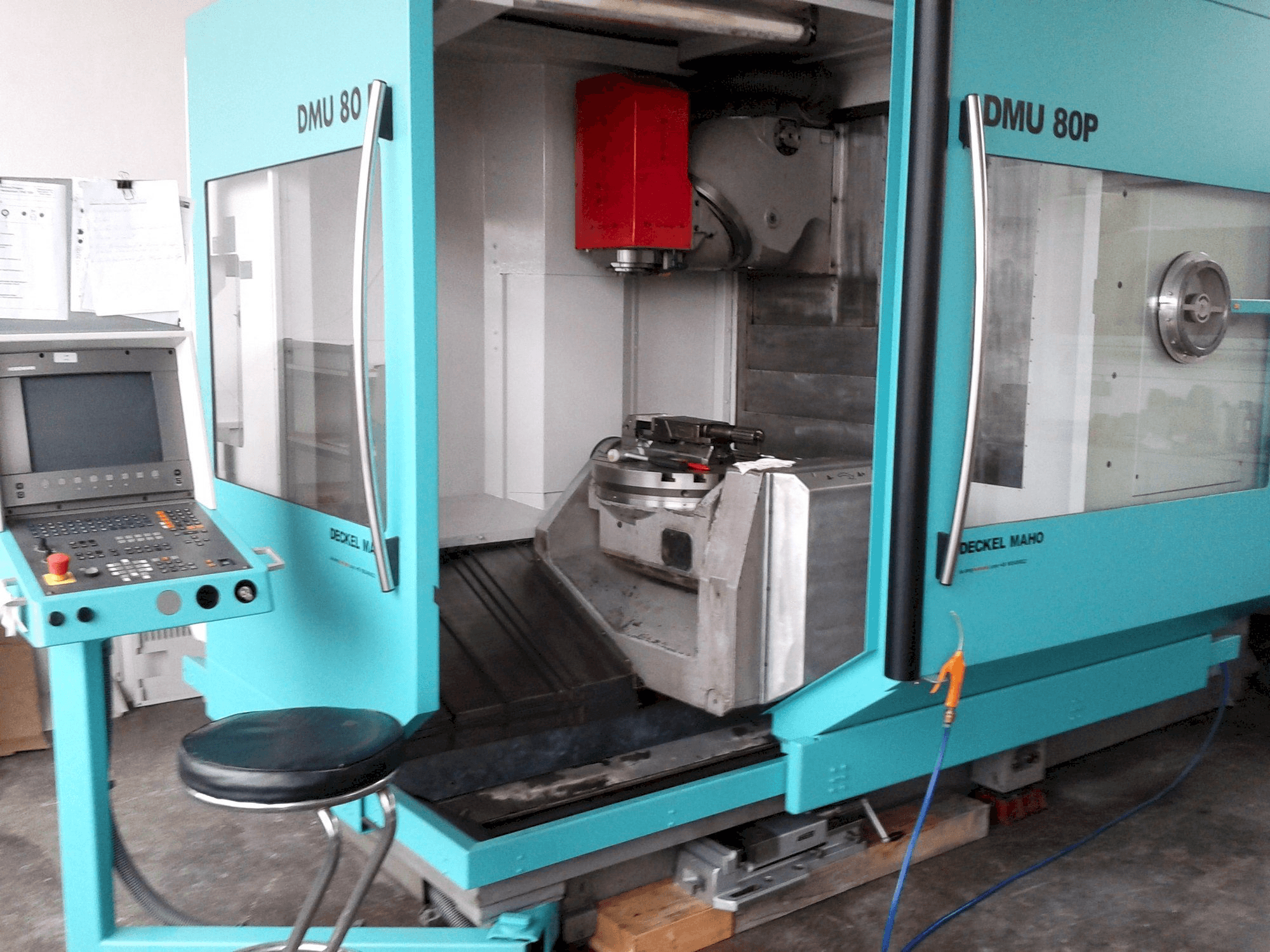 Frontansicht der DECKEL MAHO DMU 80P Maschine