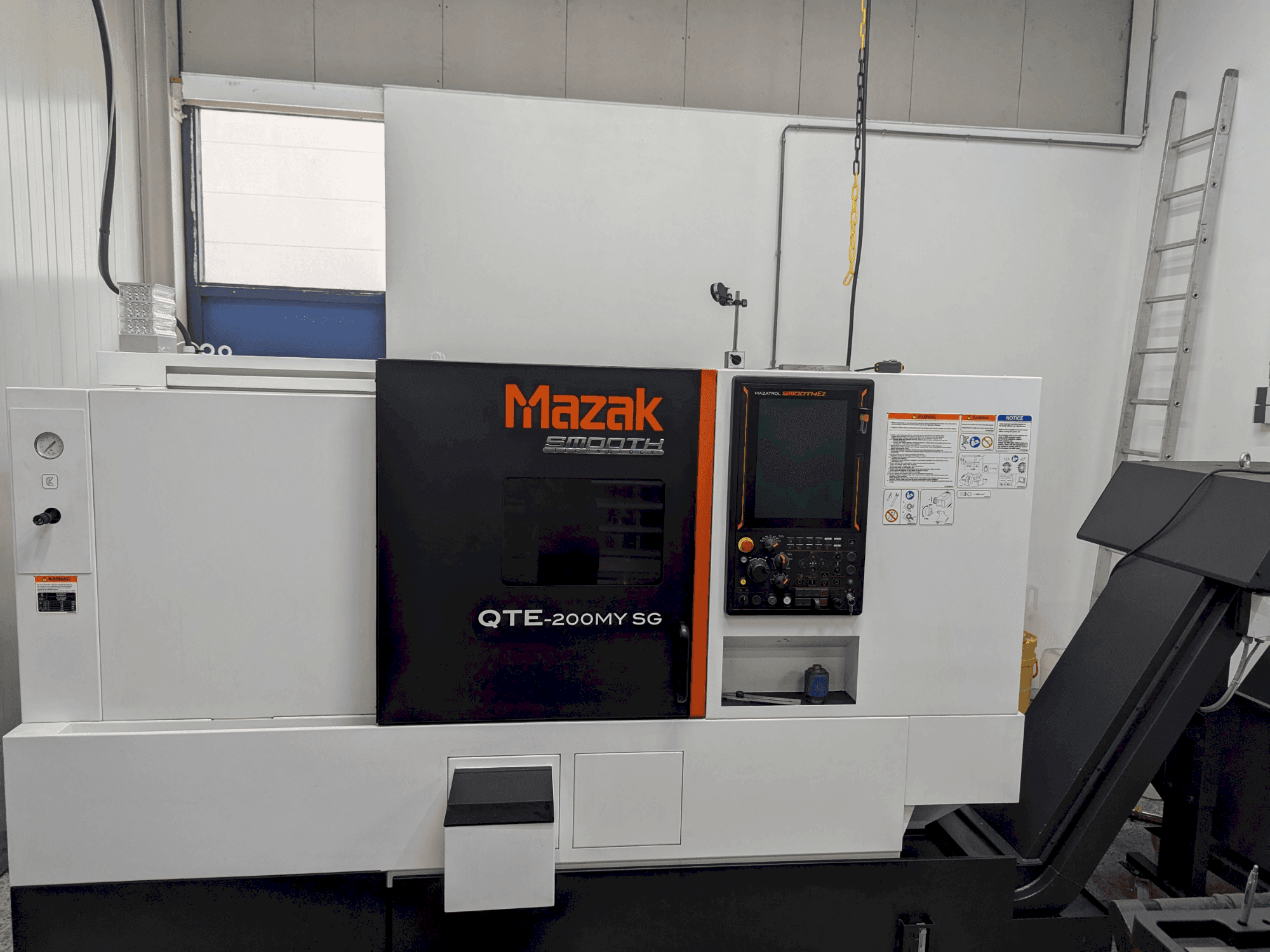 Frontansicht der Mazak QTE-200MY SG Maschine