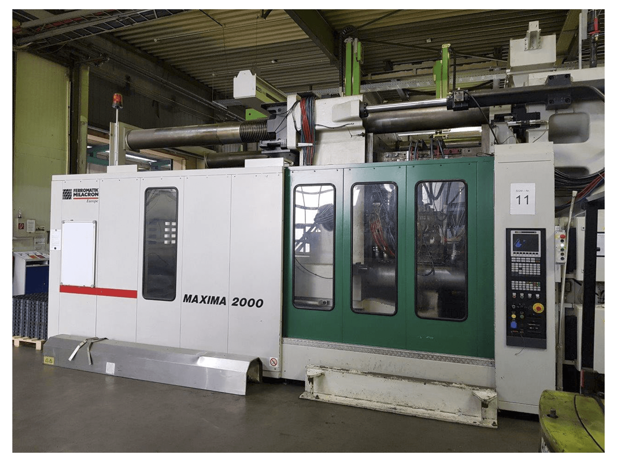 Rechte Ansicht 1 der FERROMATIK MILACRON MM 2000 Maschine