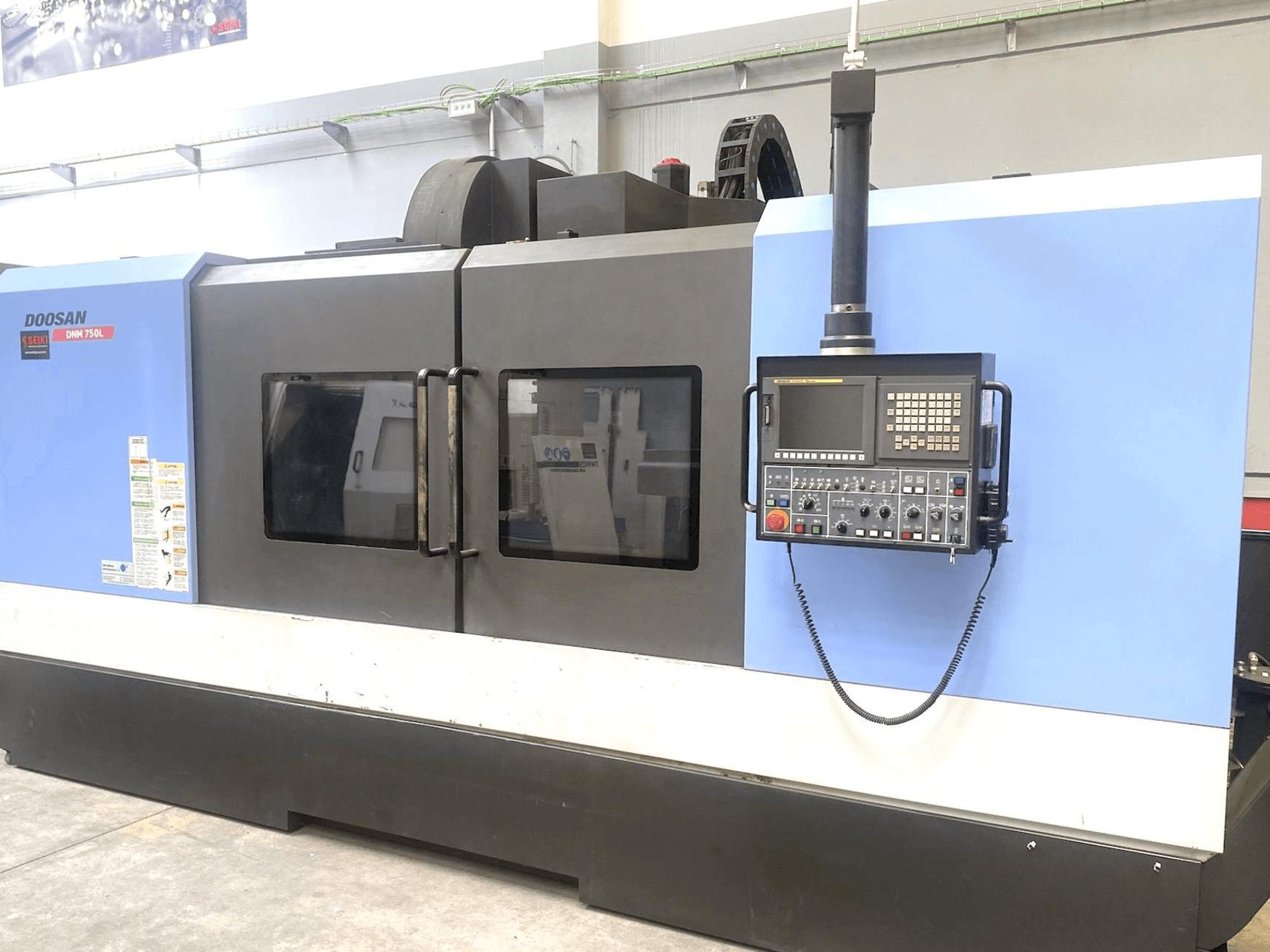 Frontansicht der Doosan DNM 750L Maschine