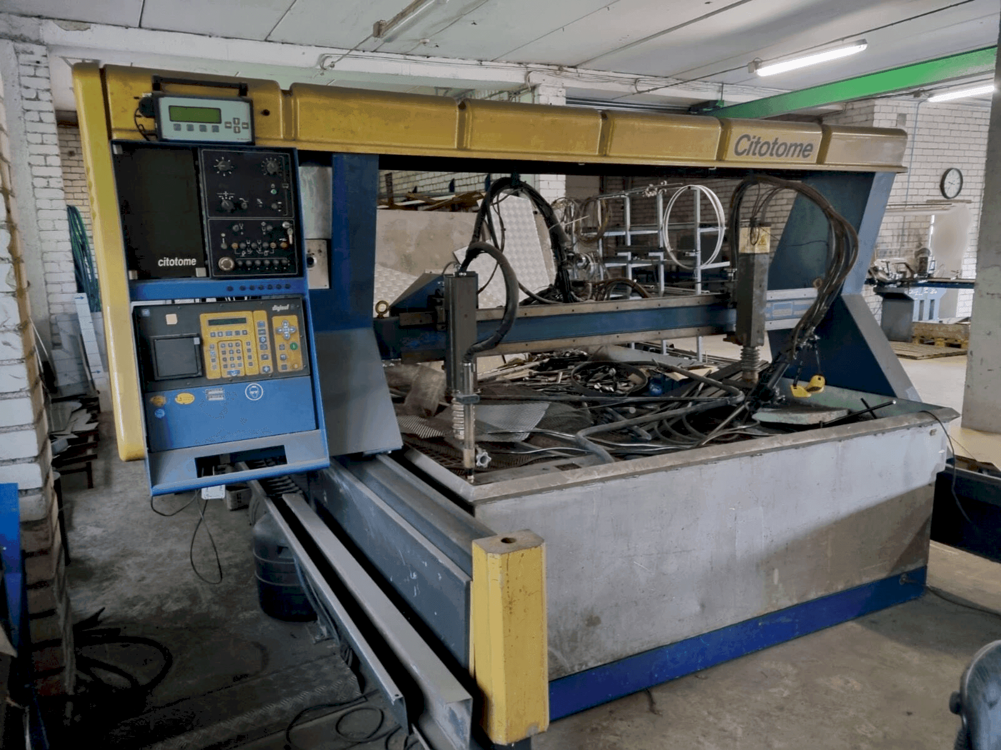 Frontansicht der Citizen CPM 100R Maschine