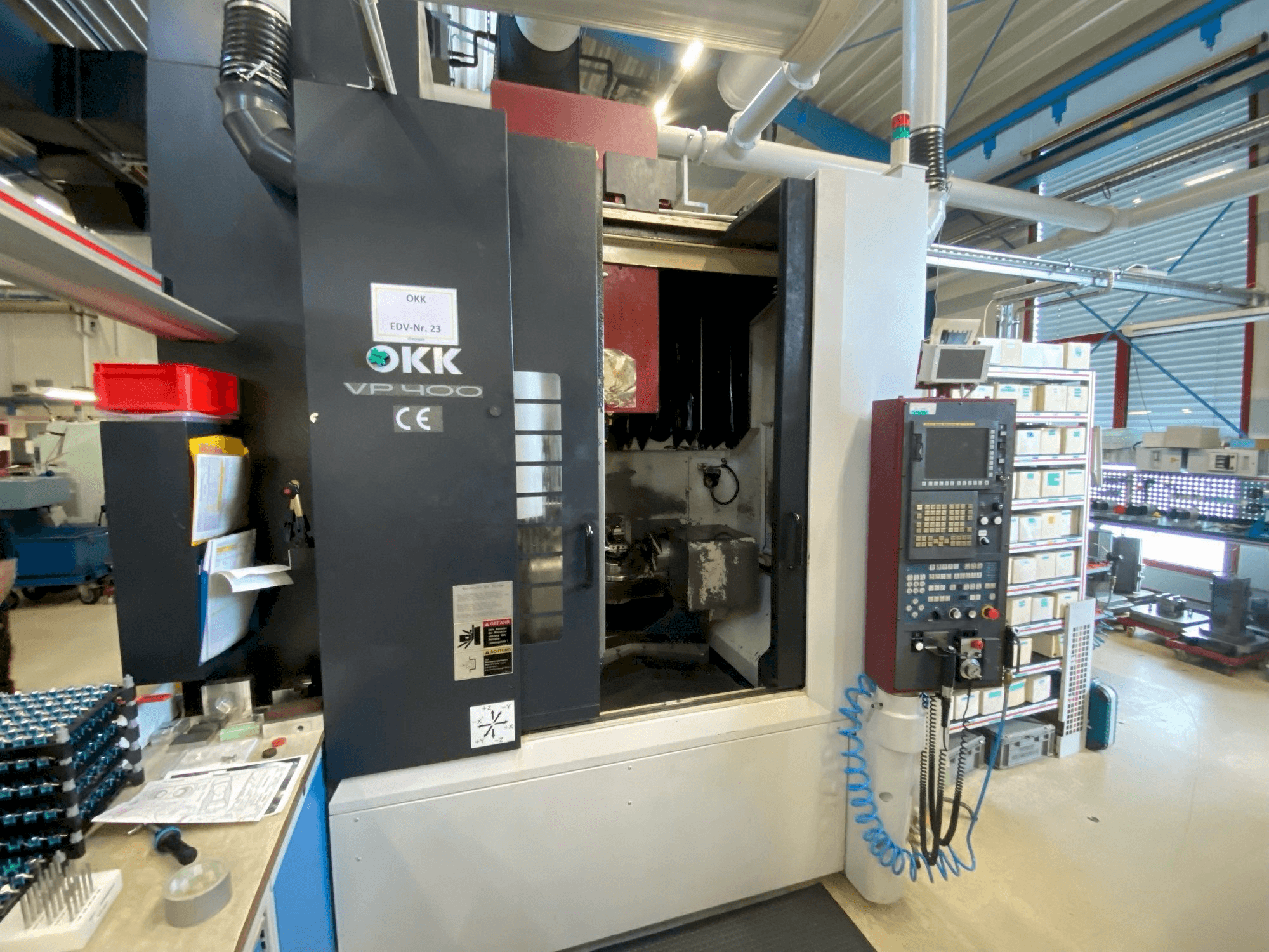 Frontansicht der OKK VP400 Maschine