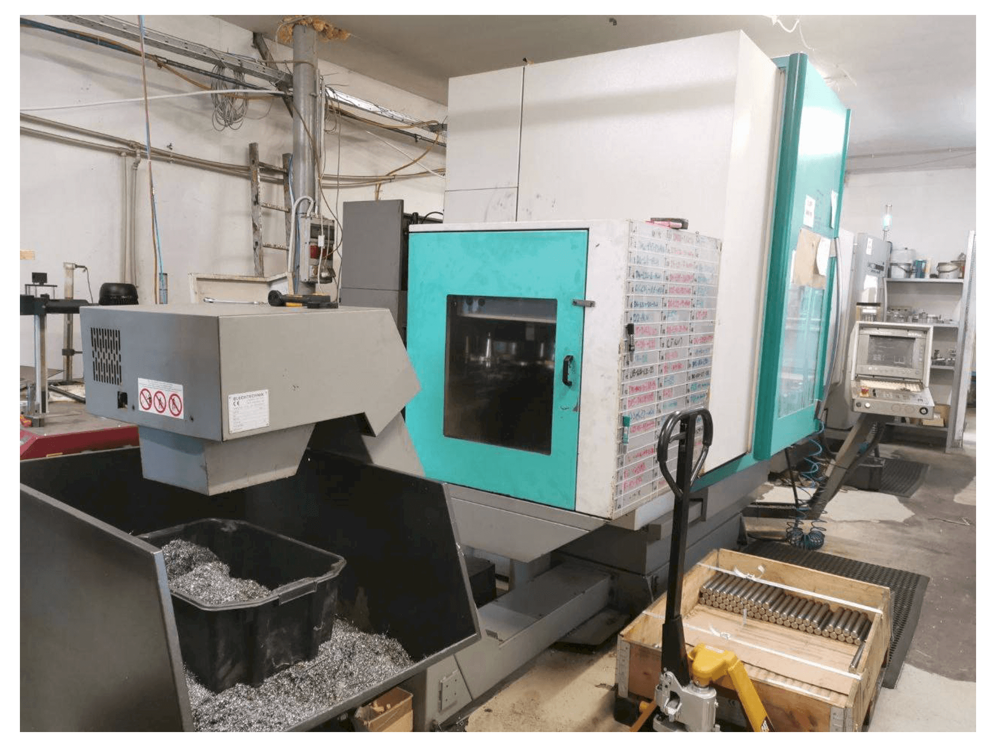 Frontansicht der DECKEL MAHO 70 V Maschine