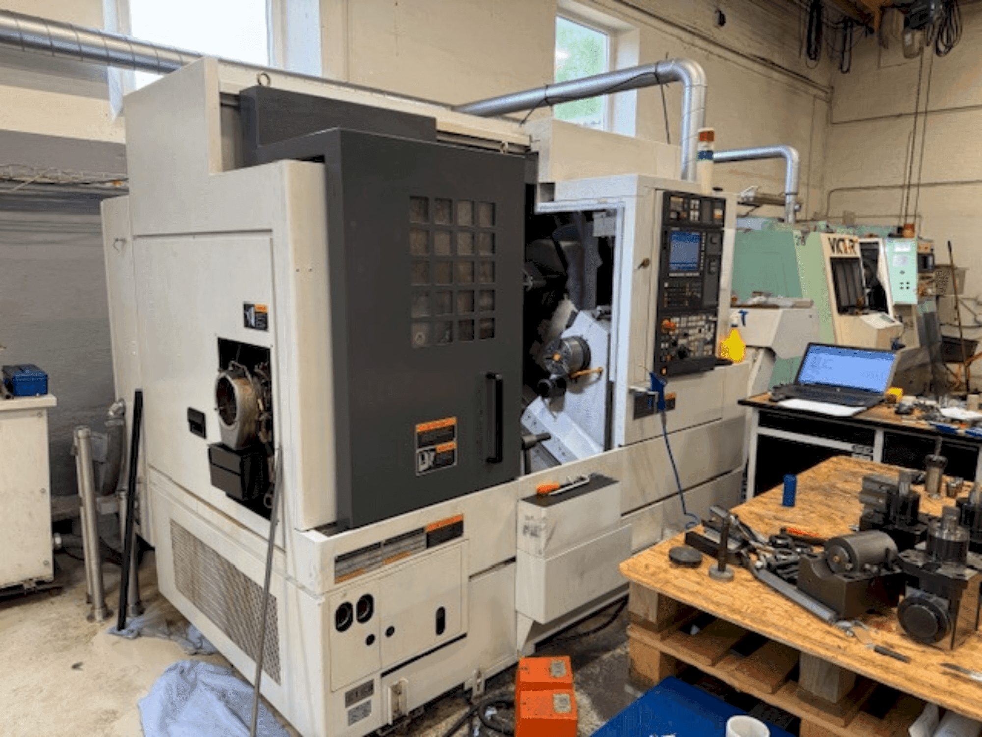Frontansicht der MORI SEIKI NL 2000 SY/500 Maschine