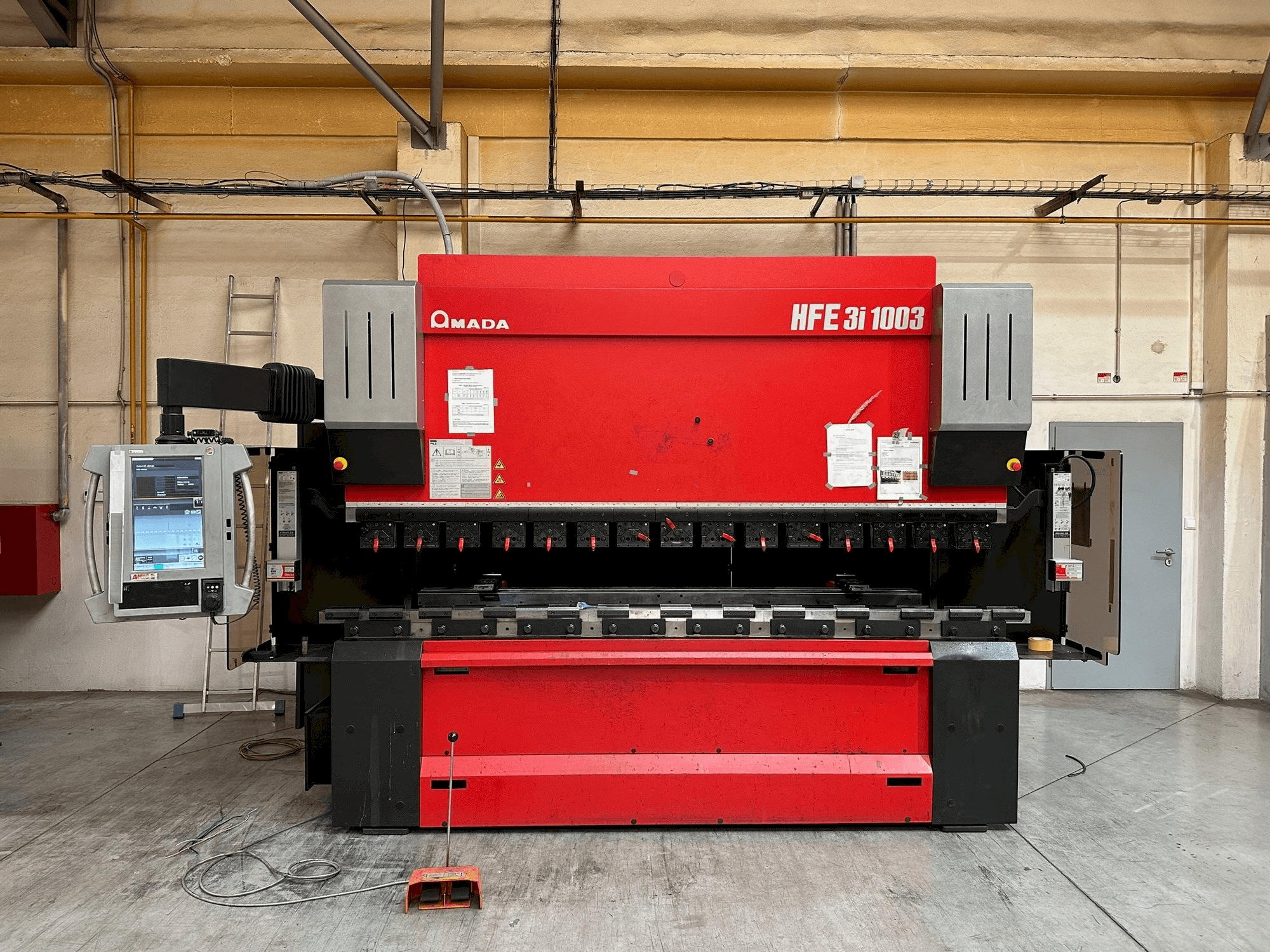 Frontansicht der AMADA HFE 3i 1003 Maschine