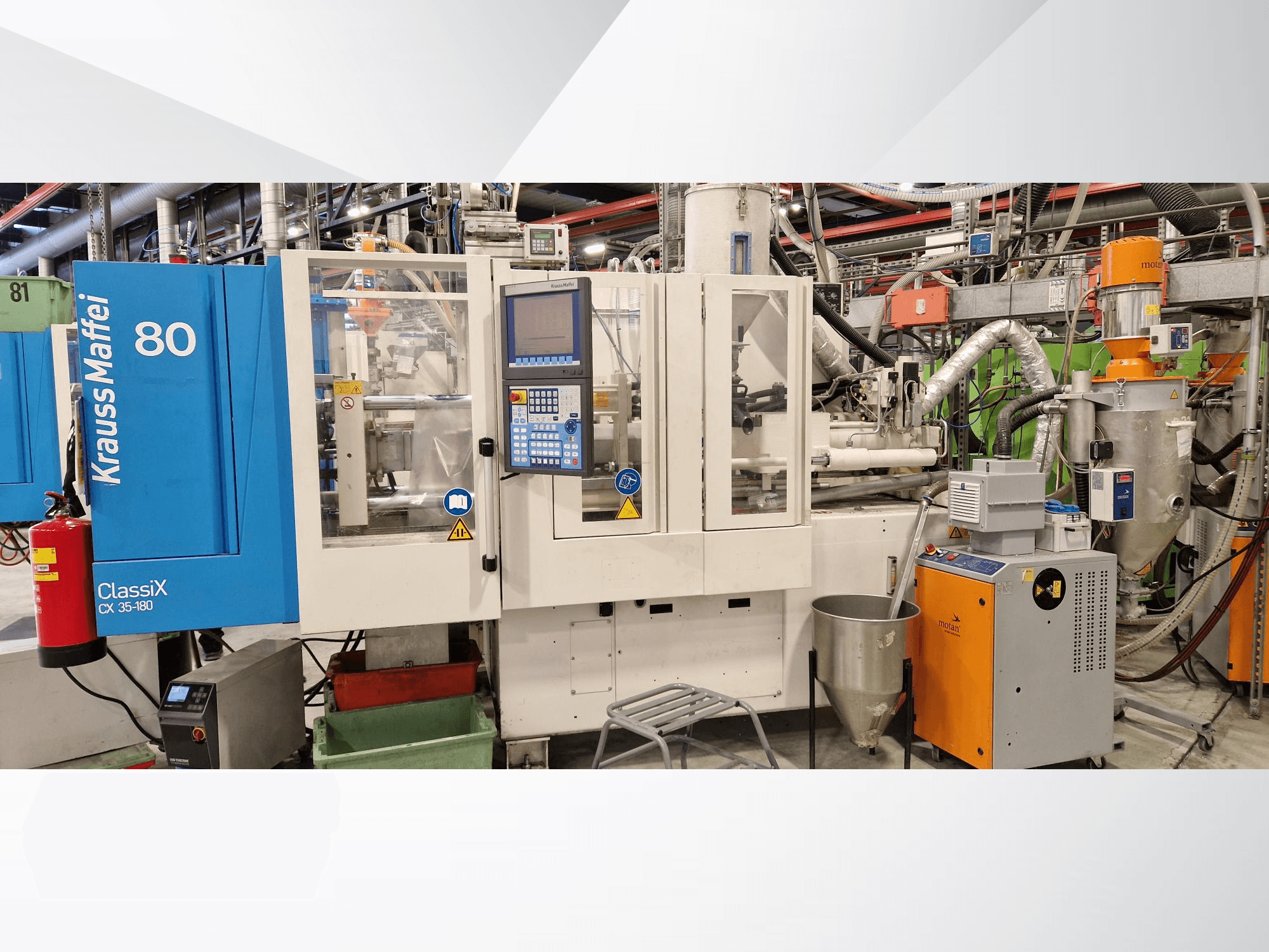 Hydraulische Spritzgießmaschine Krauss Maffei ClassiX CX 35-180, Seitenansicht, mit Bedienfeld und Materialtrichter.