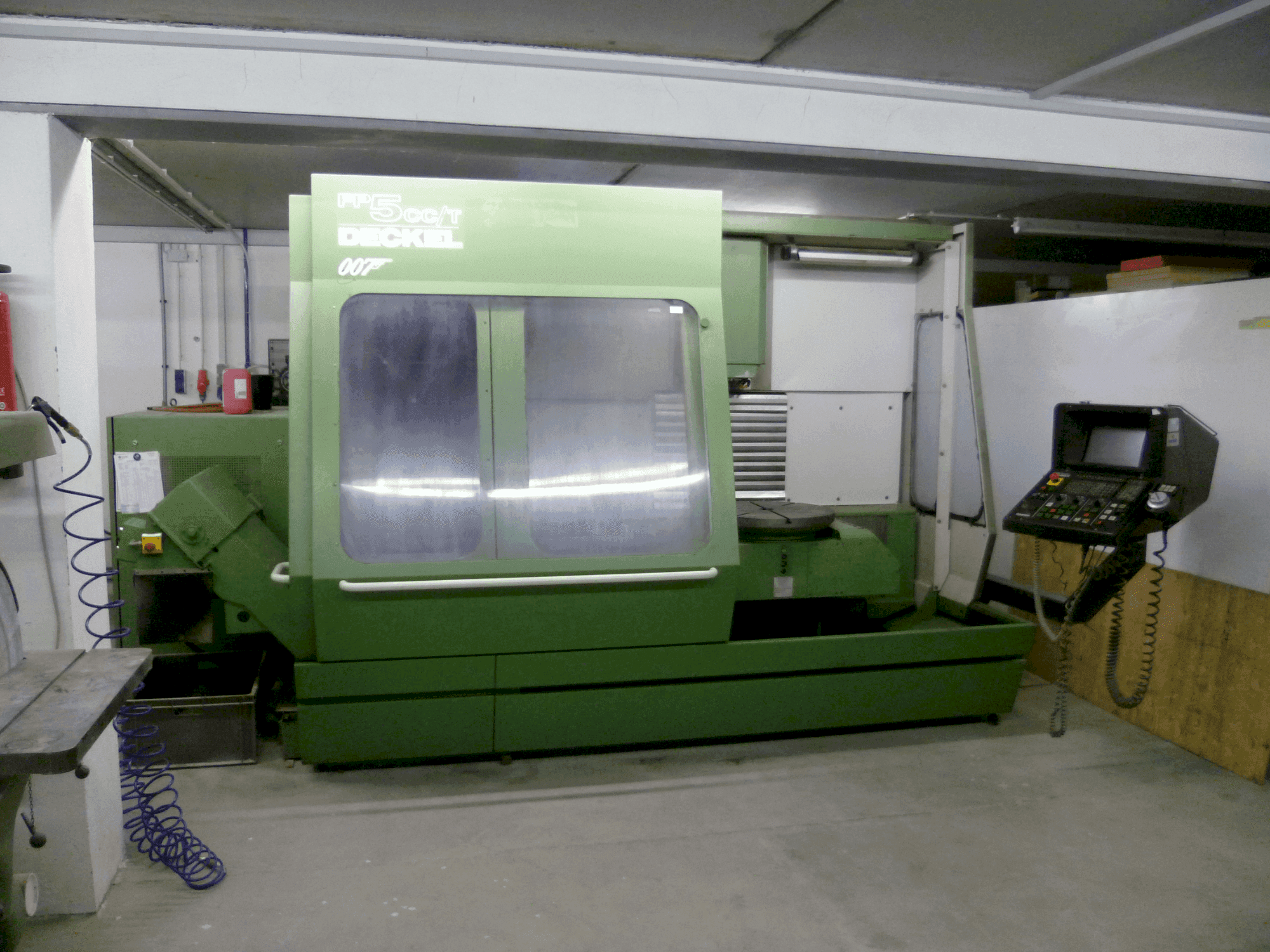 Frontansicht der DECKEL FP5CCT Maschine