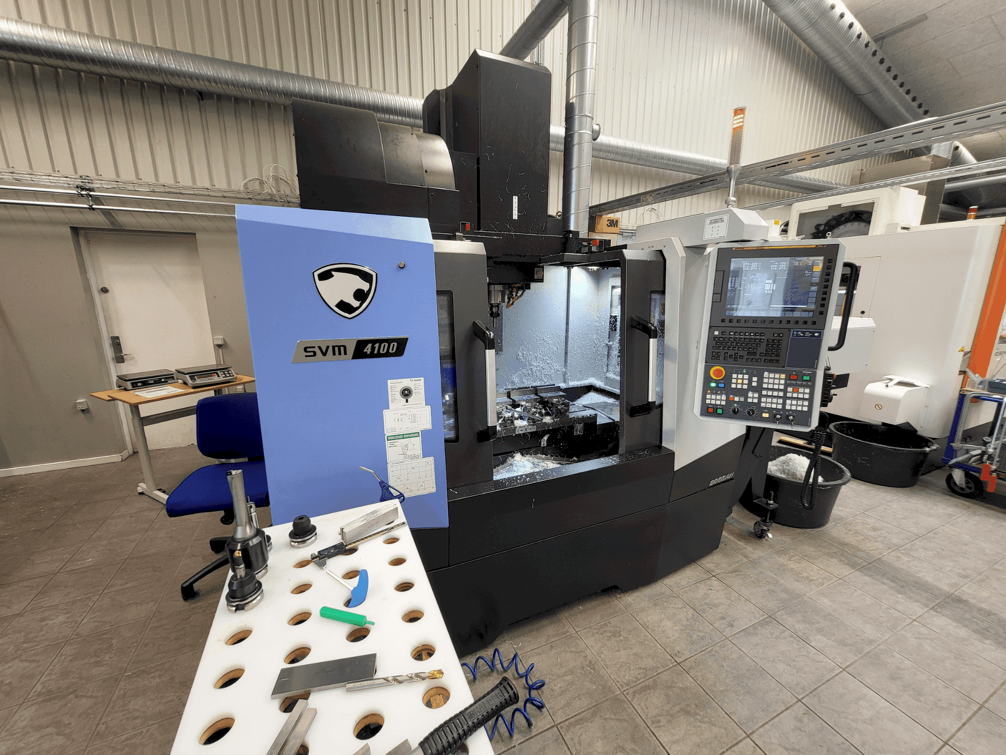 Frontansicht der DOOSAN SVM4100 Maschine