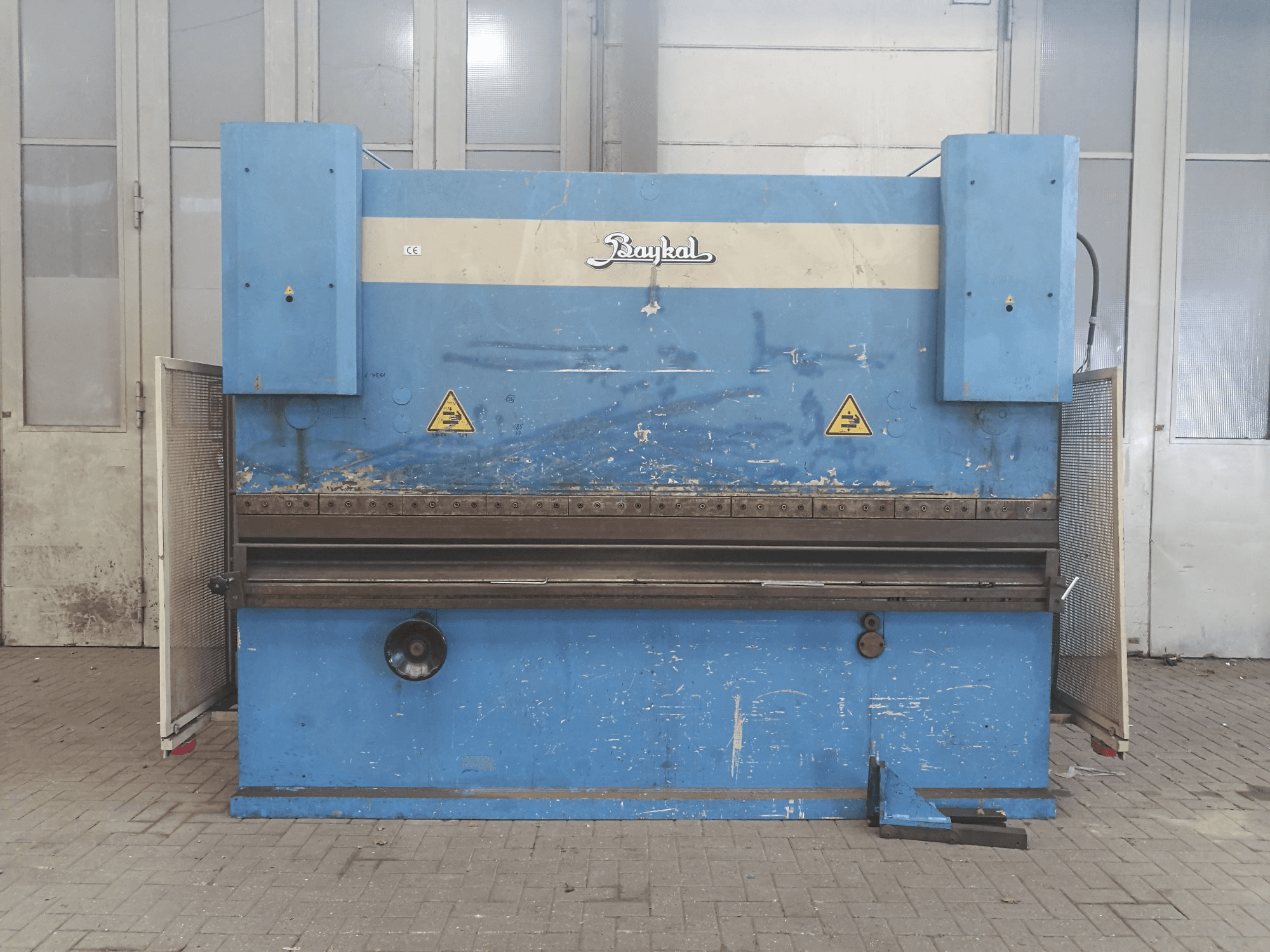 Frontansicht der Baykal APH 3112x220 Maschine