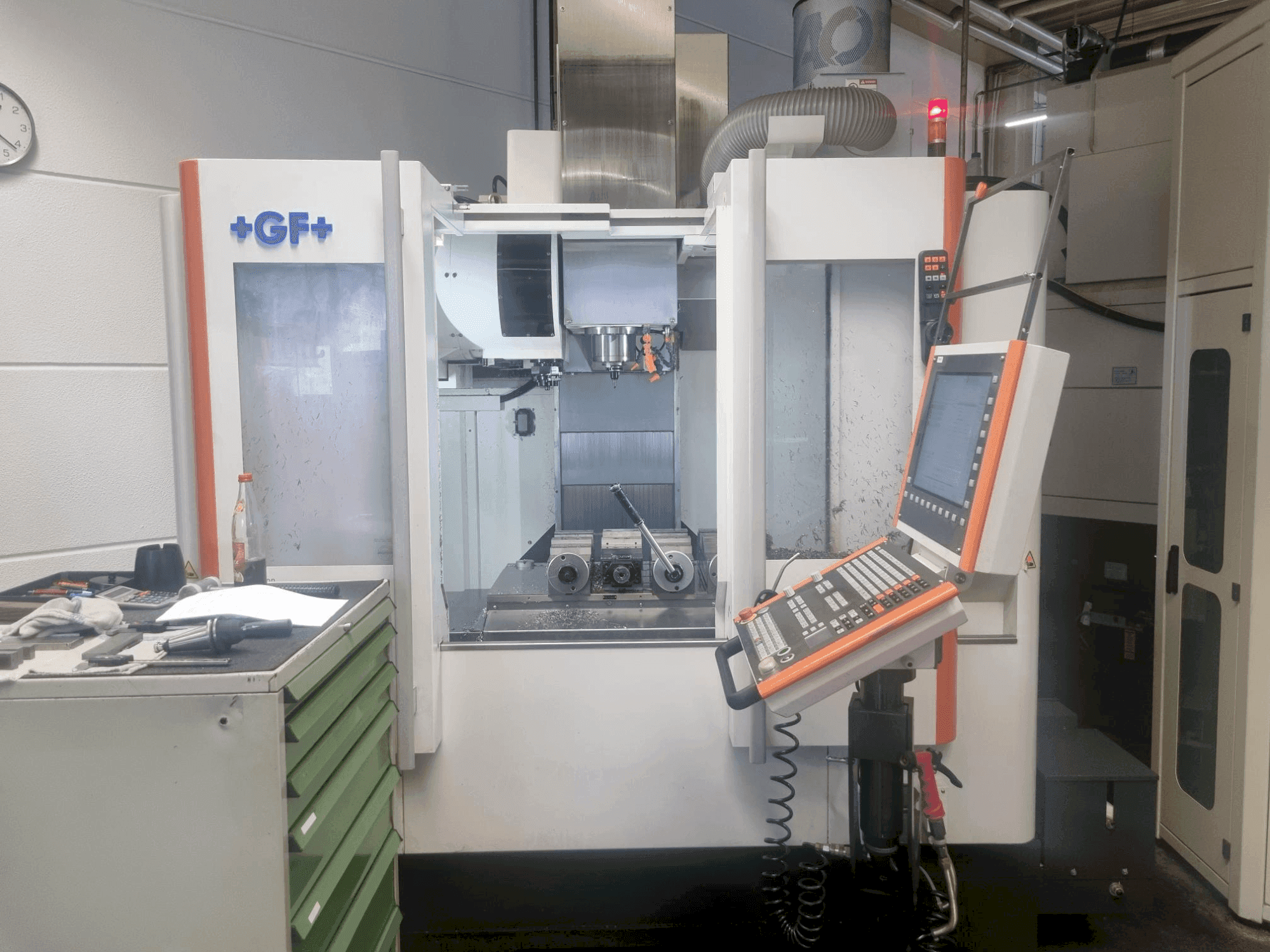 Frontansicht der MIKRON VCE 800 Pro Maschine