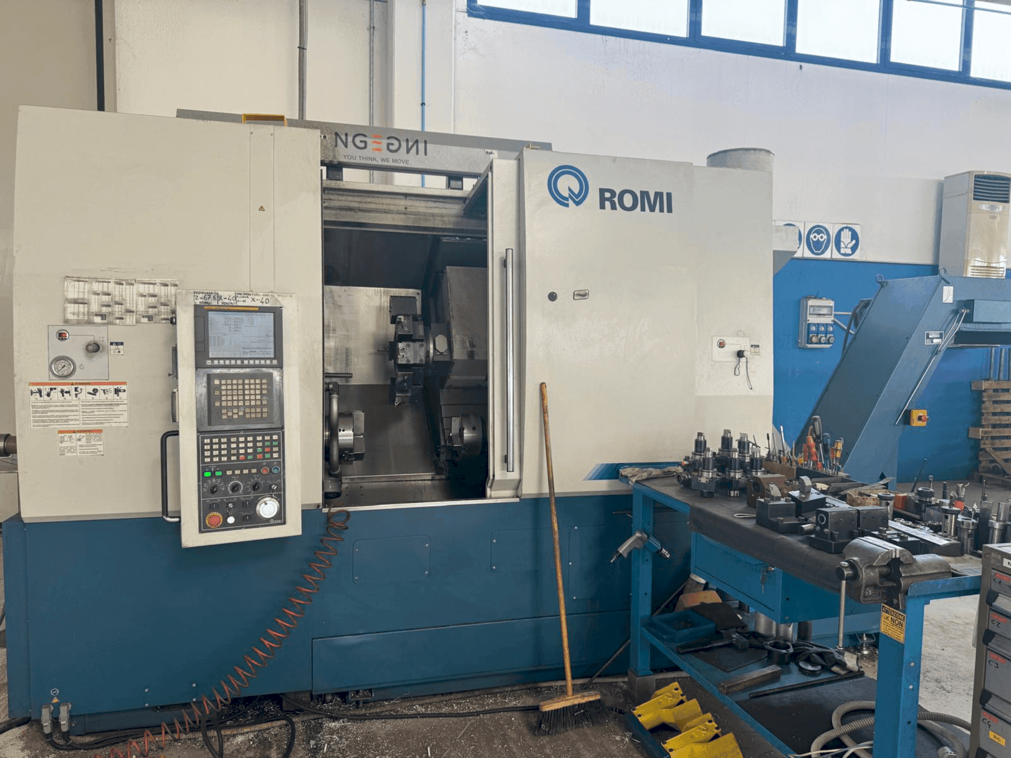Frontansicht der Romi GL 350B Maschine