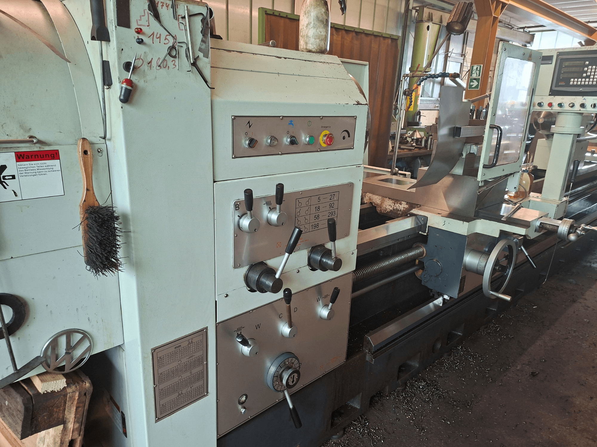 Horizontaldrehmaschine BV-40160 von „Other“, Vorderansicht mit Bedienfeld, Bürste und Arbeitsbereich für Metallwerkstücke.