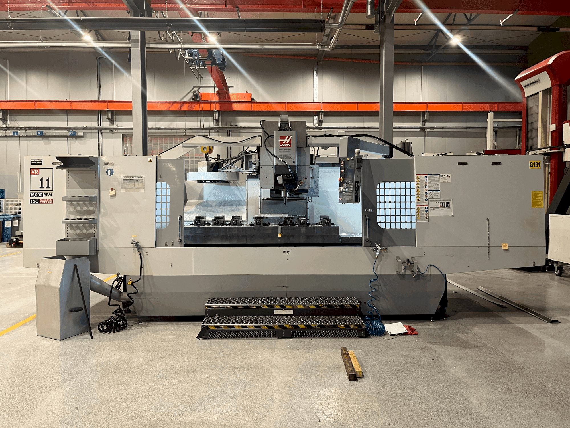 Frontansicht der HAAS VR-11B Maschine