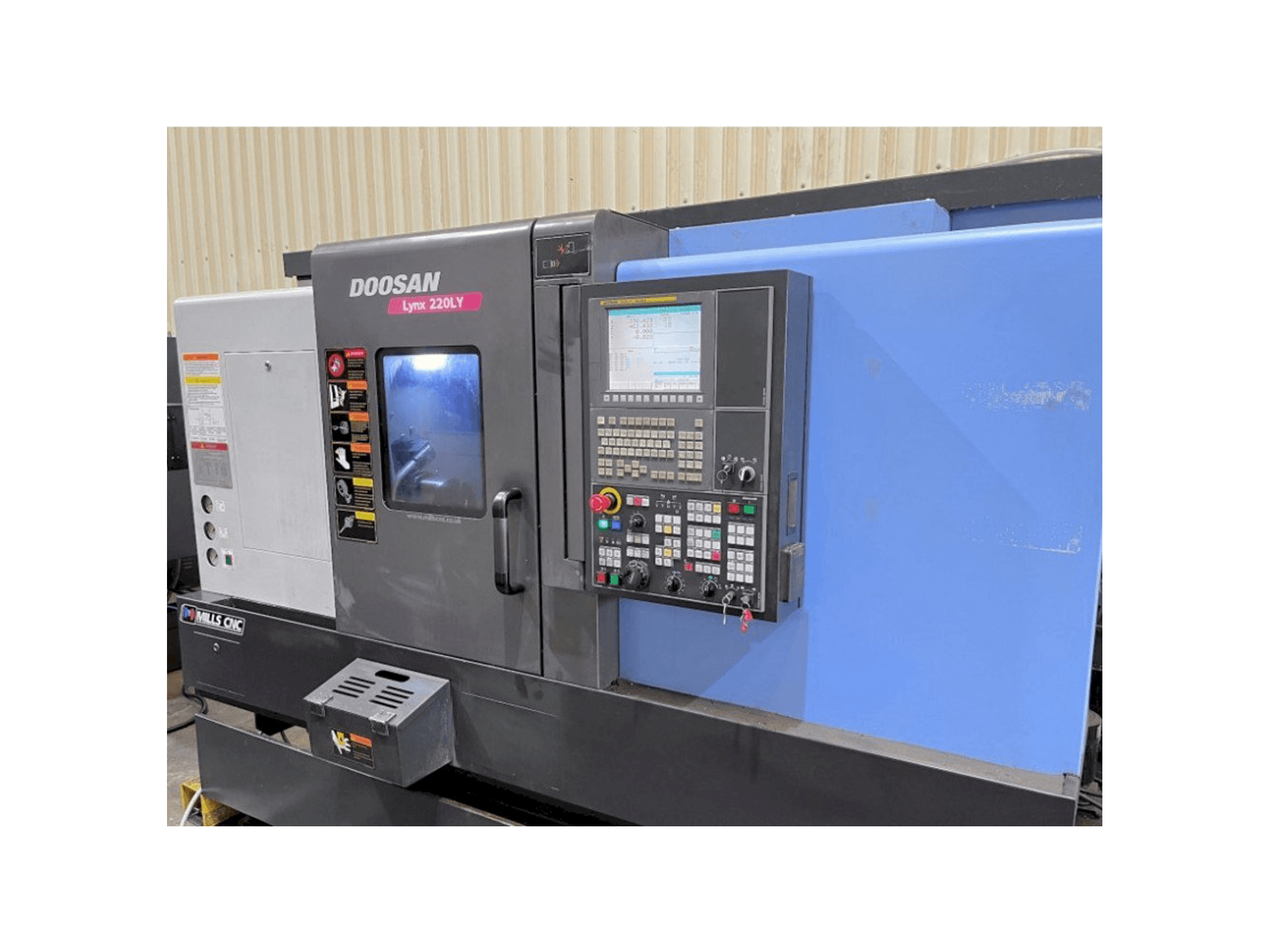 Frontansicht der Doosan Lynx 220LYC Maschine