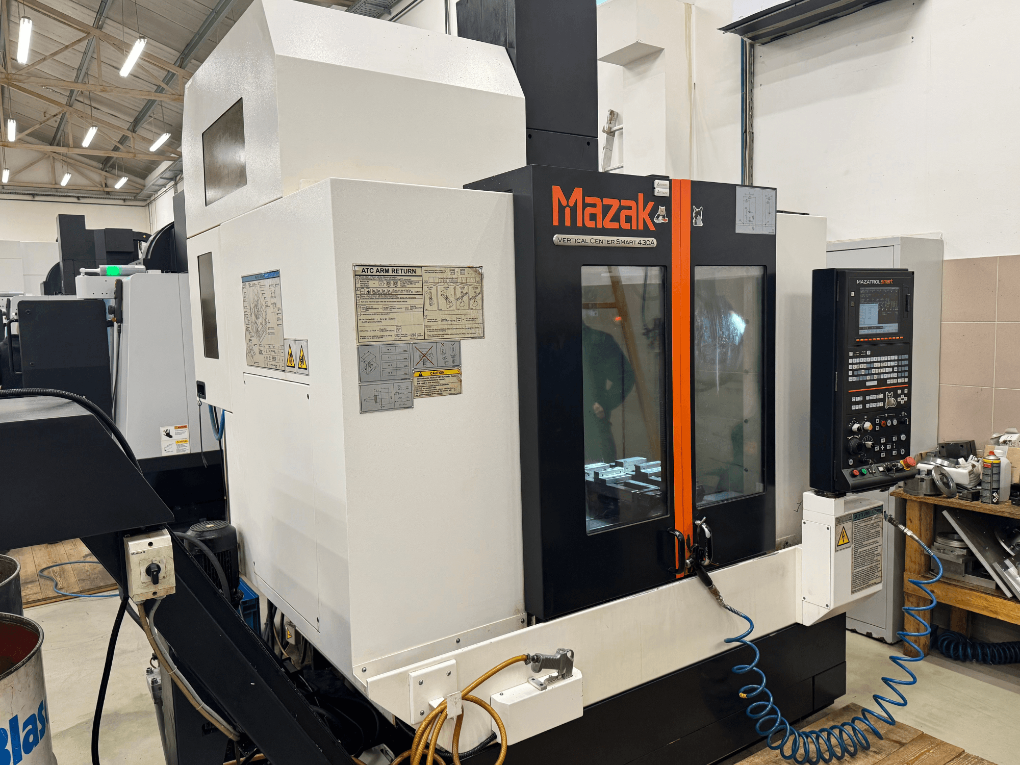 Mazak Vertical Center Smart 430A, Vorderansicht; CNC-Fräsmaschine mit Bedienfeld, durchsichtigem Gehäuse und sichtbarem Werkzeughalter.