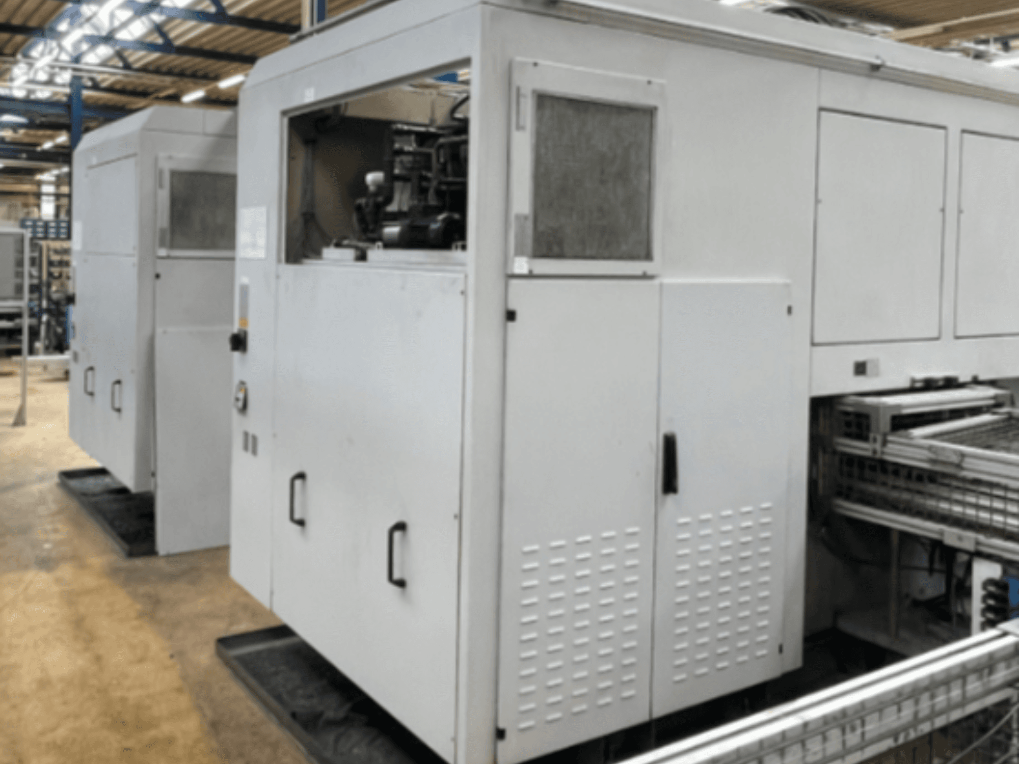 Vertikaldrehmaschine EMAG VSC 200 TWIN OP 40, Seitenansicht mit Bedienfeld und Kühlsystem.