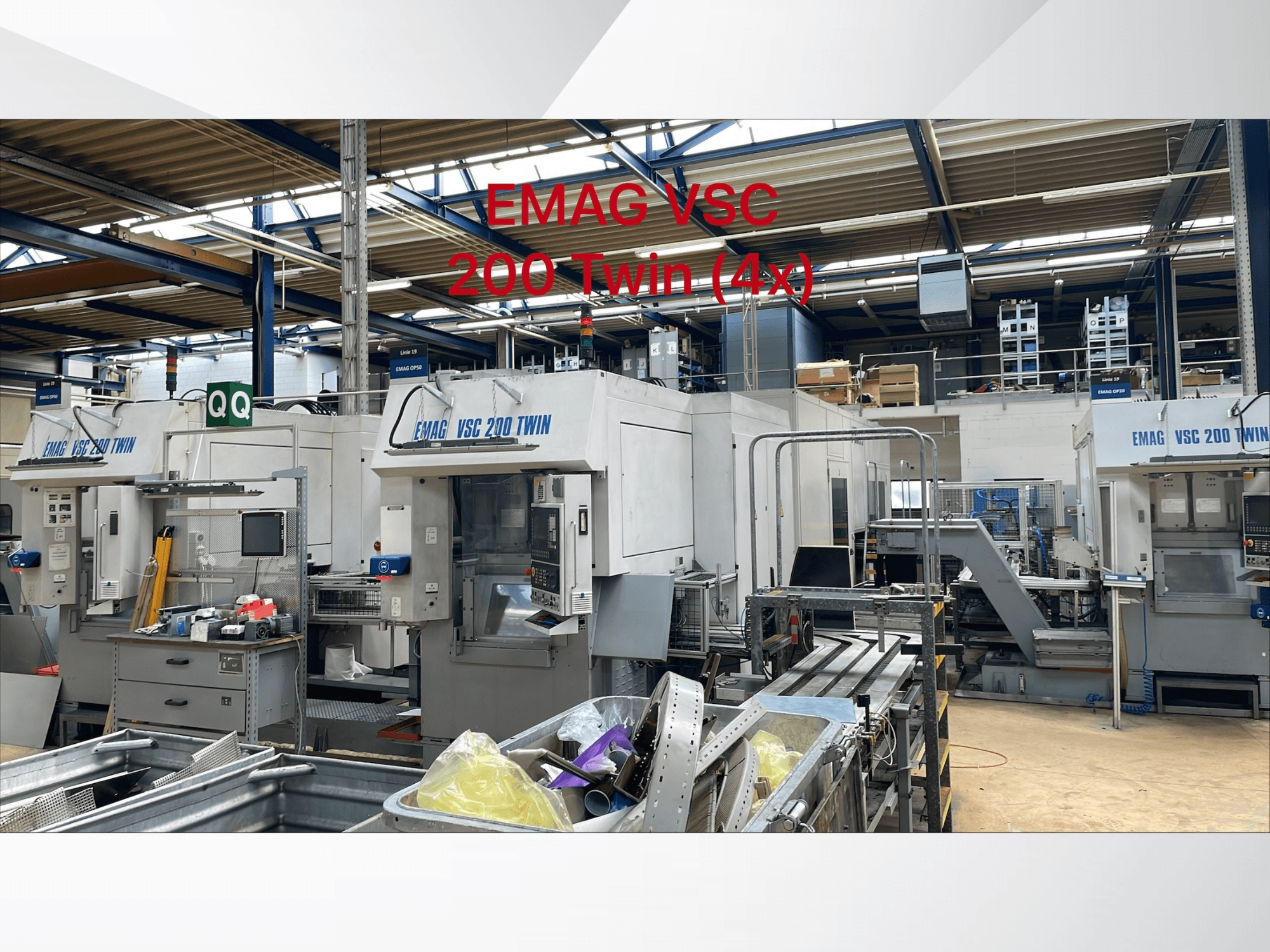 EMAG VSC 200 TWIN OP 40 Vertikaldrehmaschinen in einer Werkshalle, Frontansicht mit mehreren Einheiten und Ausrüstungen.