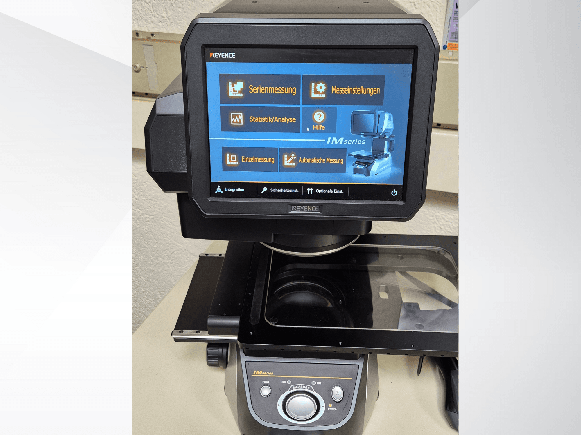 Vorderansicht des Messgeräts der Serie KEYENCE IM mit Touchscreen-Display, auf dem die Messoptionen und Bedienelemente angezeigt werden.