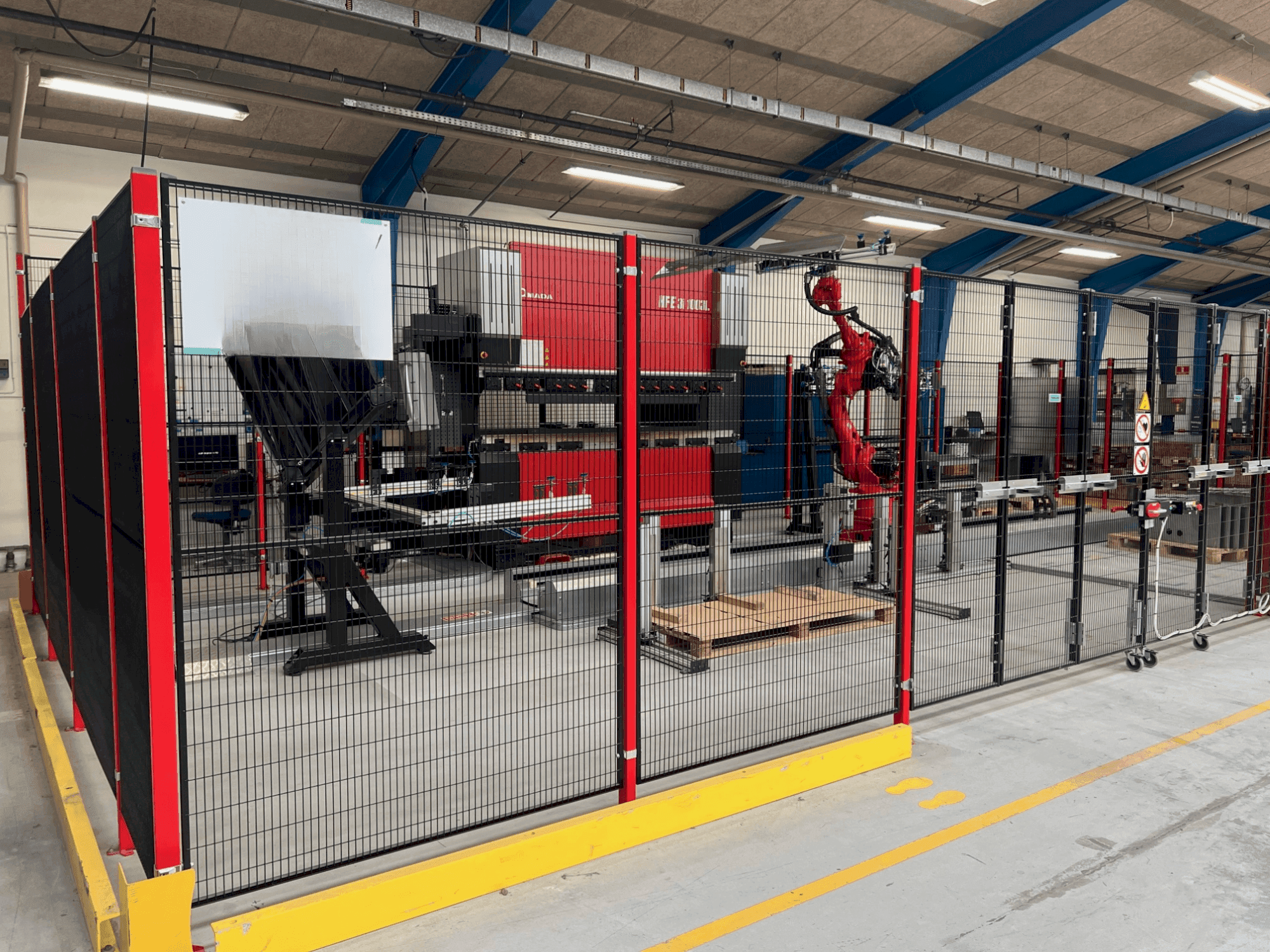 Frontansicht der AMADA HFE3i 1003 8 axes L Maschine