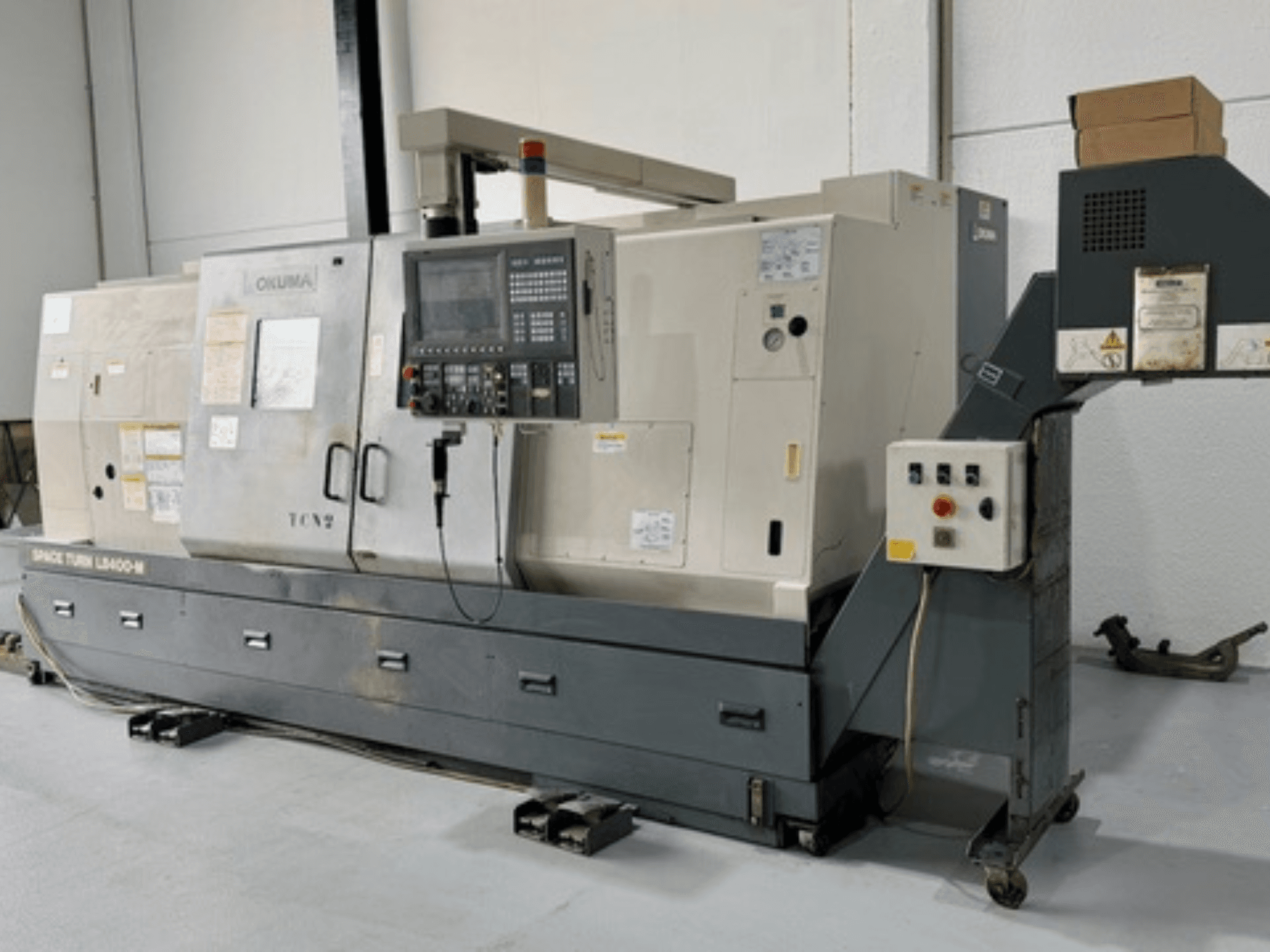 Okuma Space Turn LB400-M Drehmaschine, Frontansicht mit Bedienfeld, mit mehreren Schaltern und detaillierten Spezifikationen.