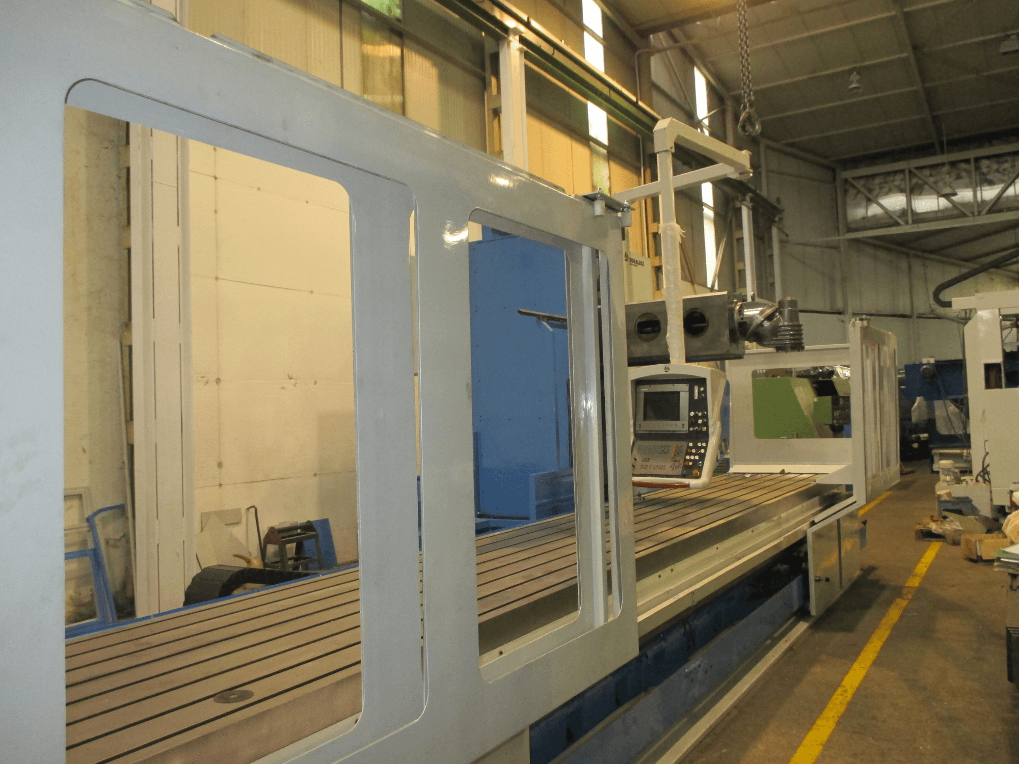 Soraluce SM 8000 Bettfräsmaschine in Seitenansicht, mit Bedienfeld und Metallarbeitsfläche mit Nuten.