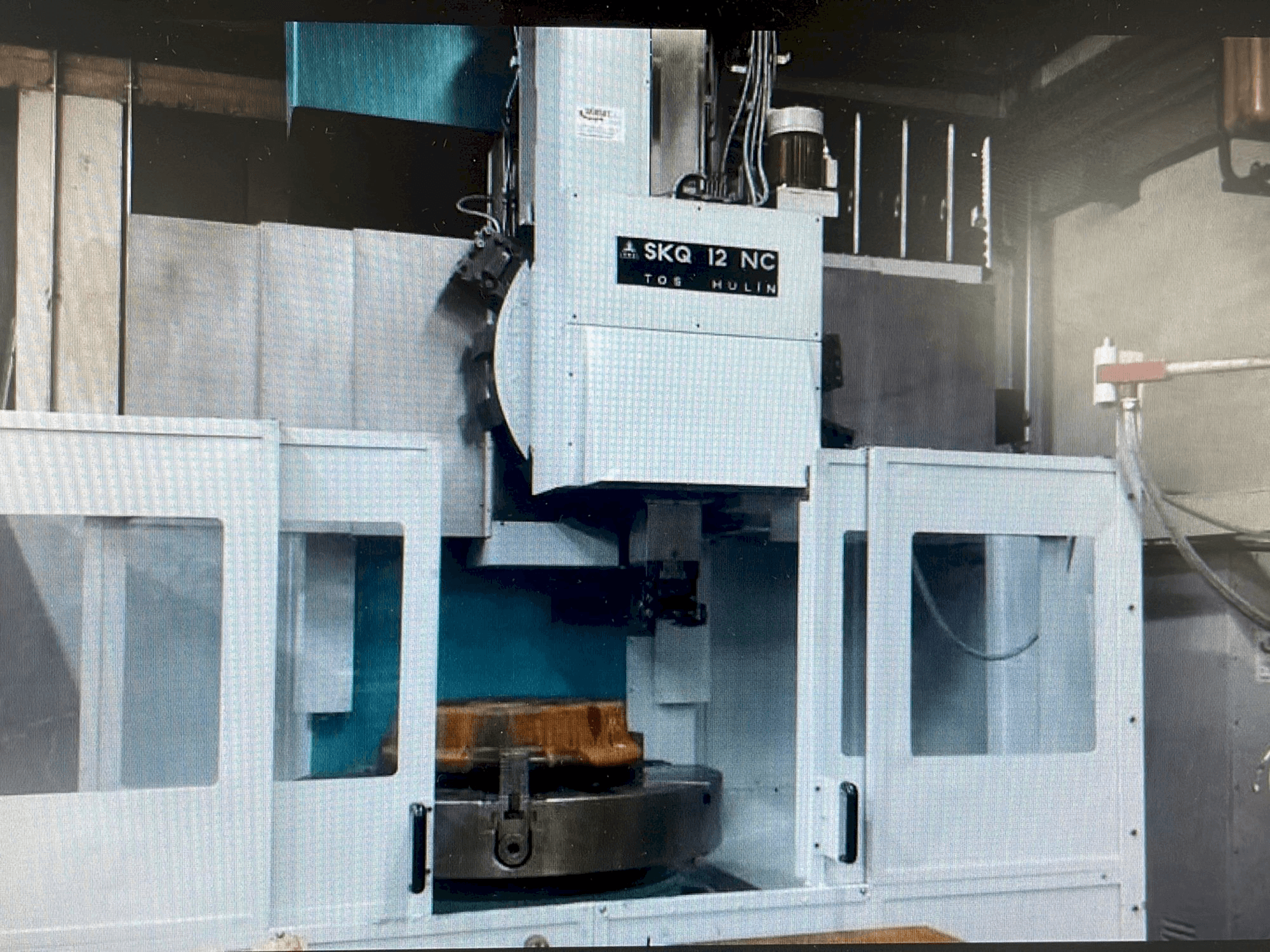 Frontansicht der TOS SKQ 12 NC Maschine