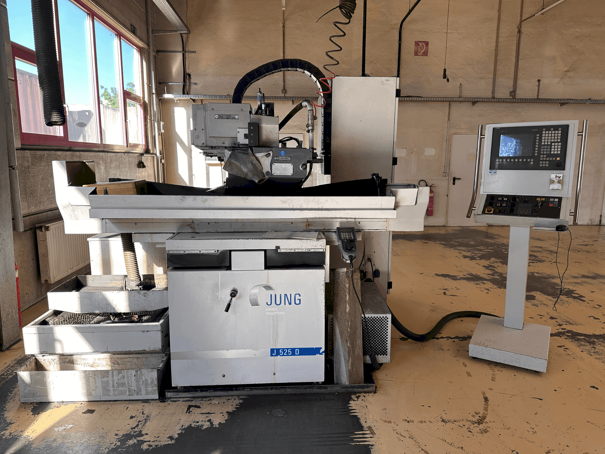 Frontansicht der JUNG J 525-D Maschine