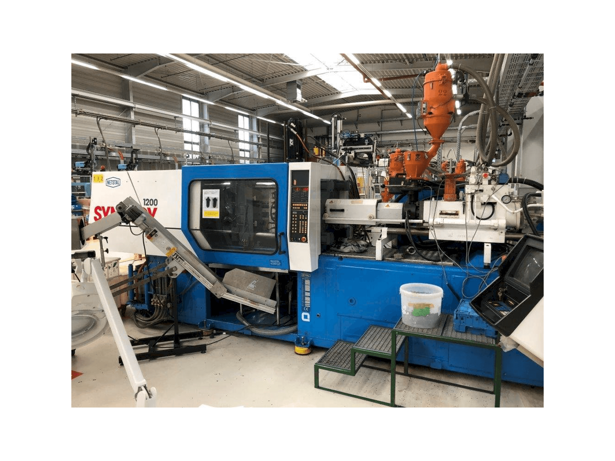 Frontansicht der Netstal Synergy S1200-230 Maschine