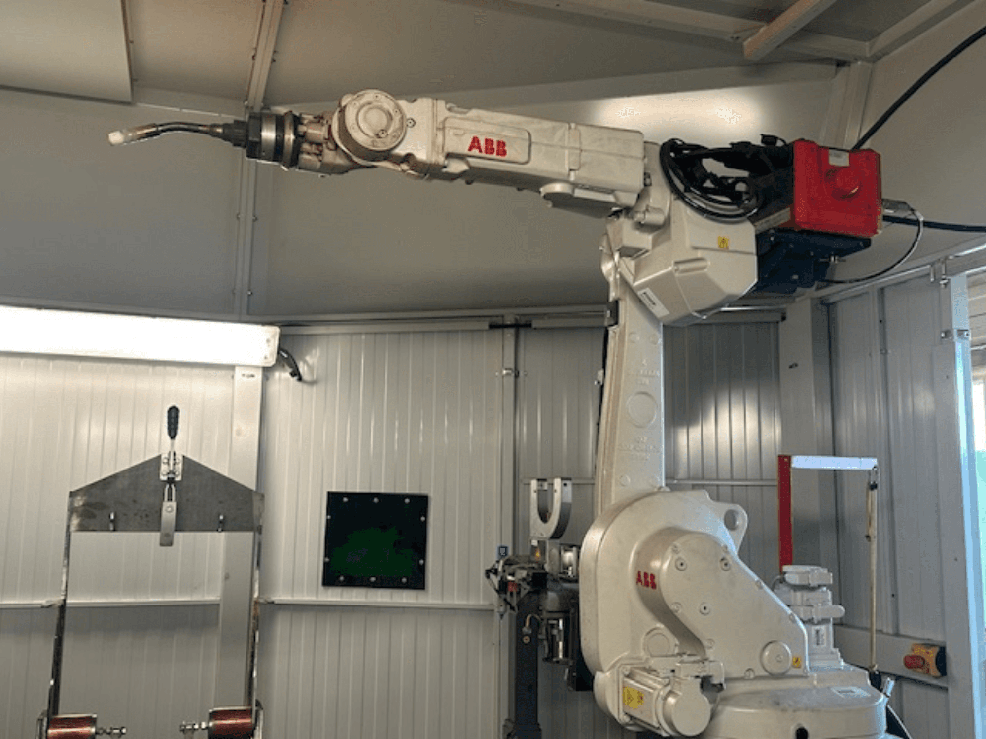 ABB Schweißroboter Flex Arc - Seitenansicht des Roboterarms mit Schweißwerkzeug, mit Details wie Bedienfeld und Kabel.