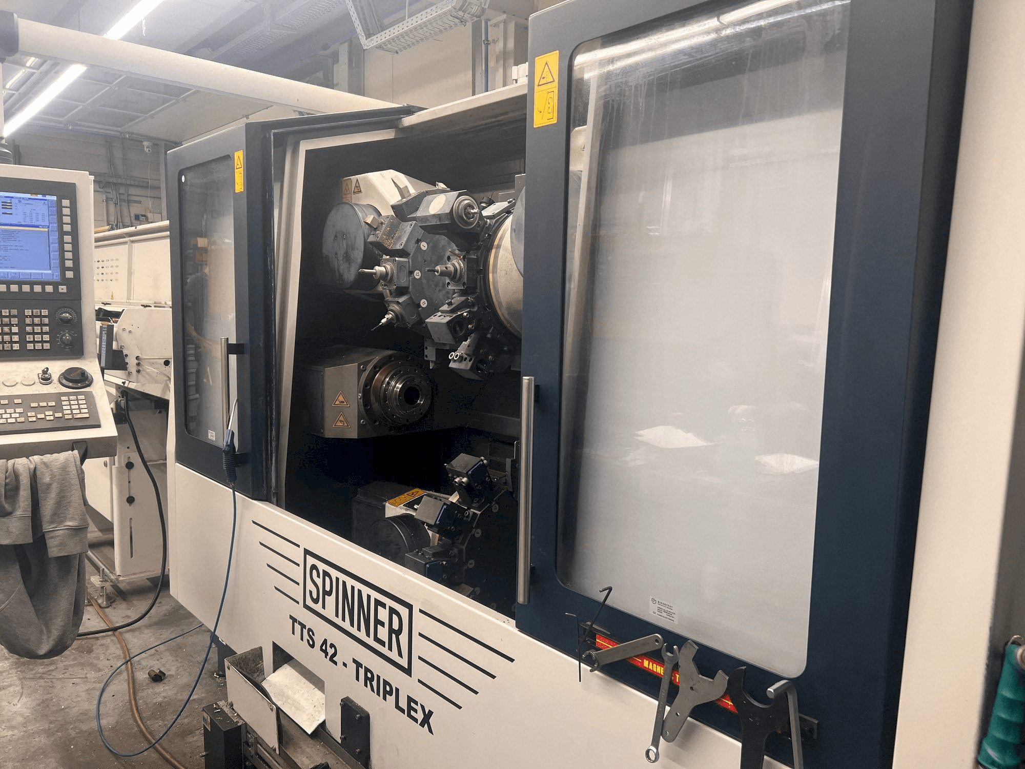 Frontansicht der SPINNER TTS 42 Maschine