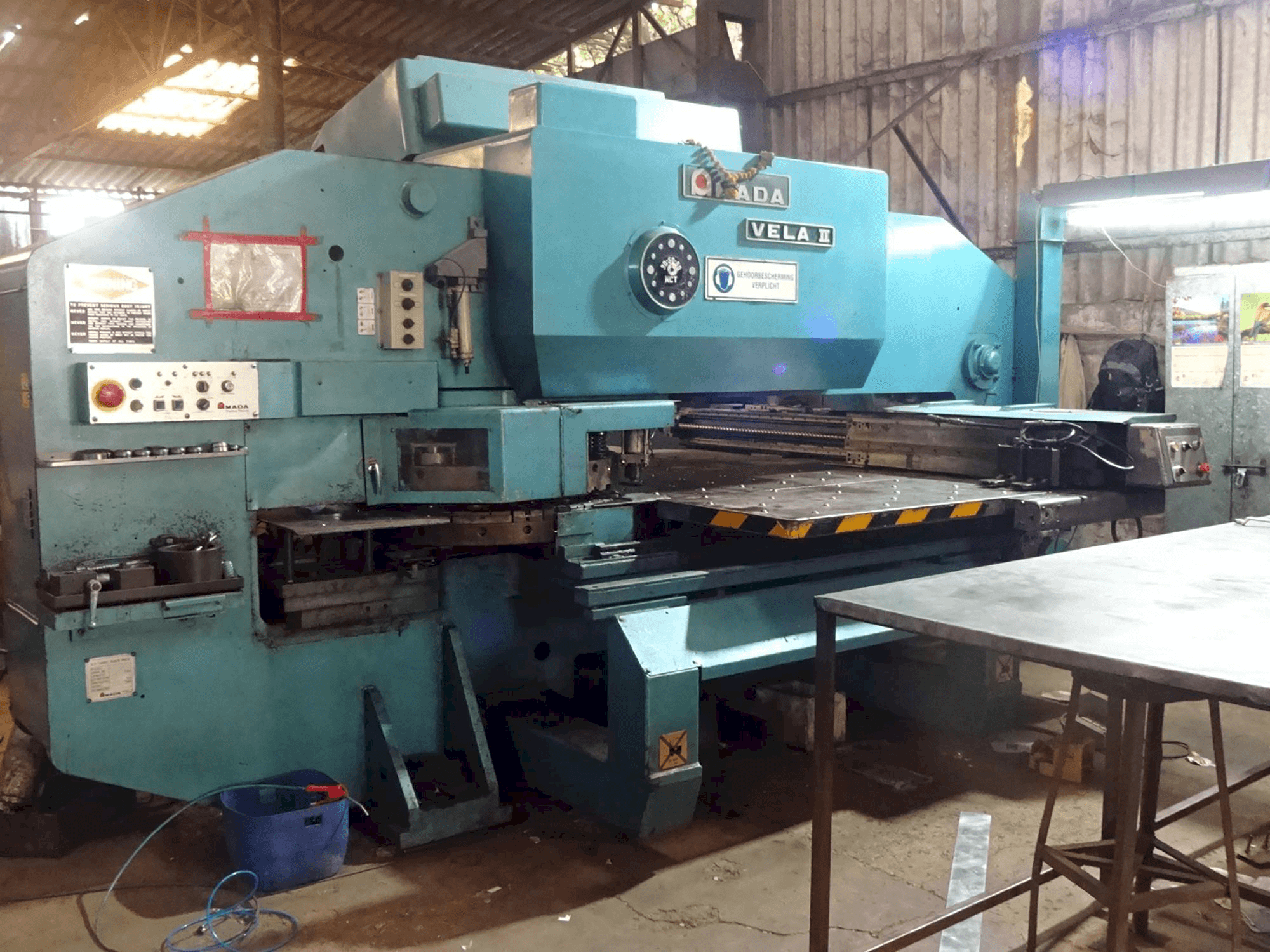 Linke Ansicht der AMADA VELA II 355 Maschine