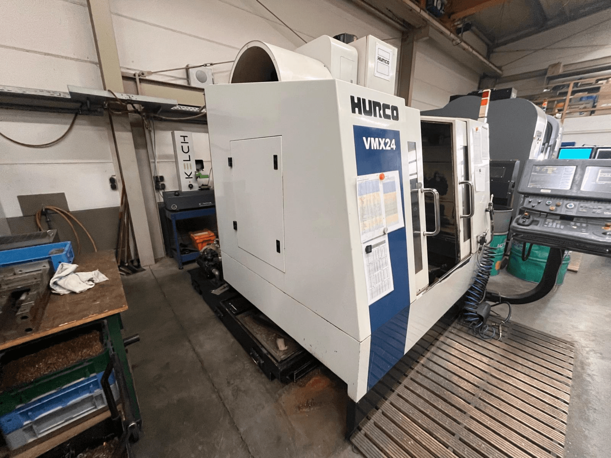 Hurco VMX24 CNC-Maschine in einer Werkstatt, Vorderansicht; mit Bedienfeld und offener Zugangstür.