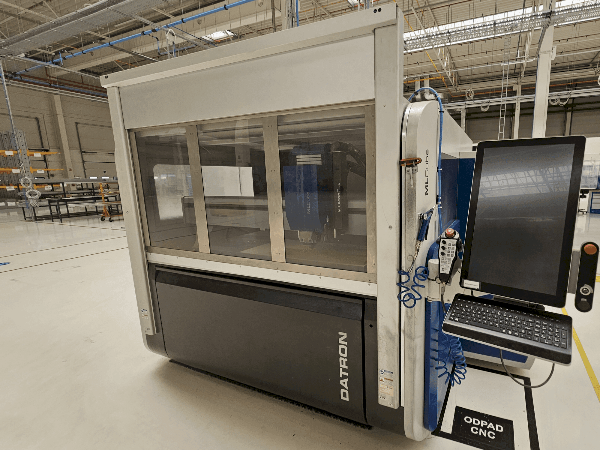 Frontansicht der Datron MLCube B LS Maschine