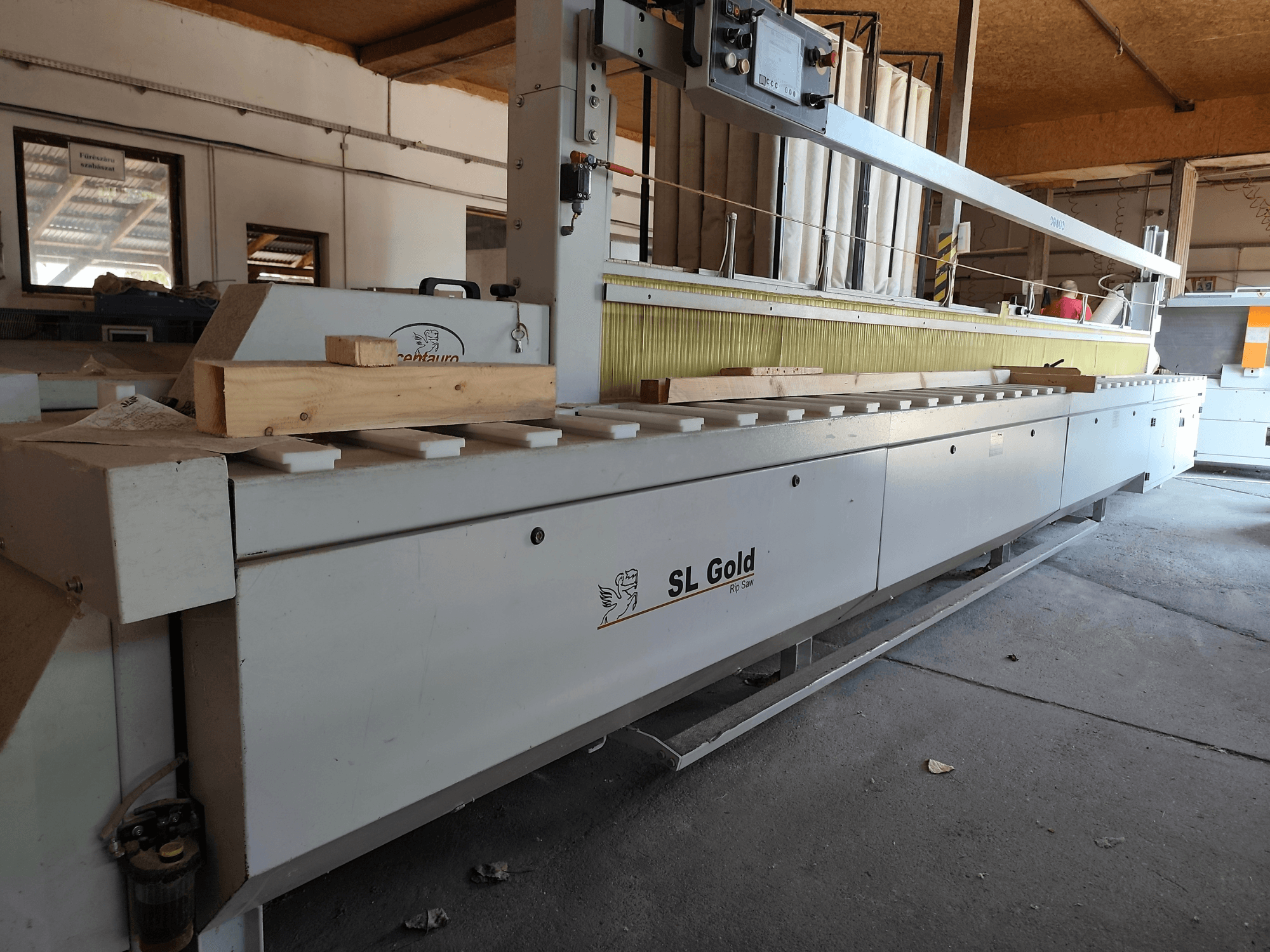 Kreissäge CENTAURO SL Gold 6000, Vorderansicht, mit einem Holzstück auf der Arbeitsfläche und sichtbaren Bedienelementen.