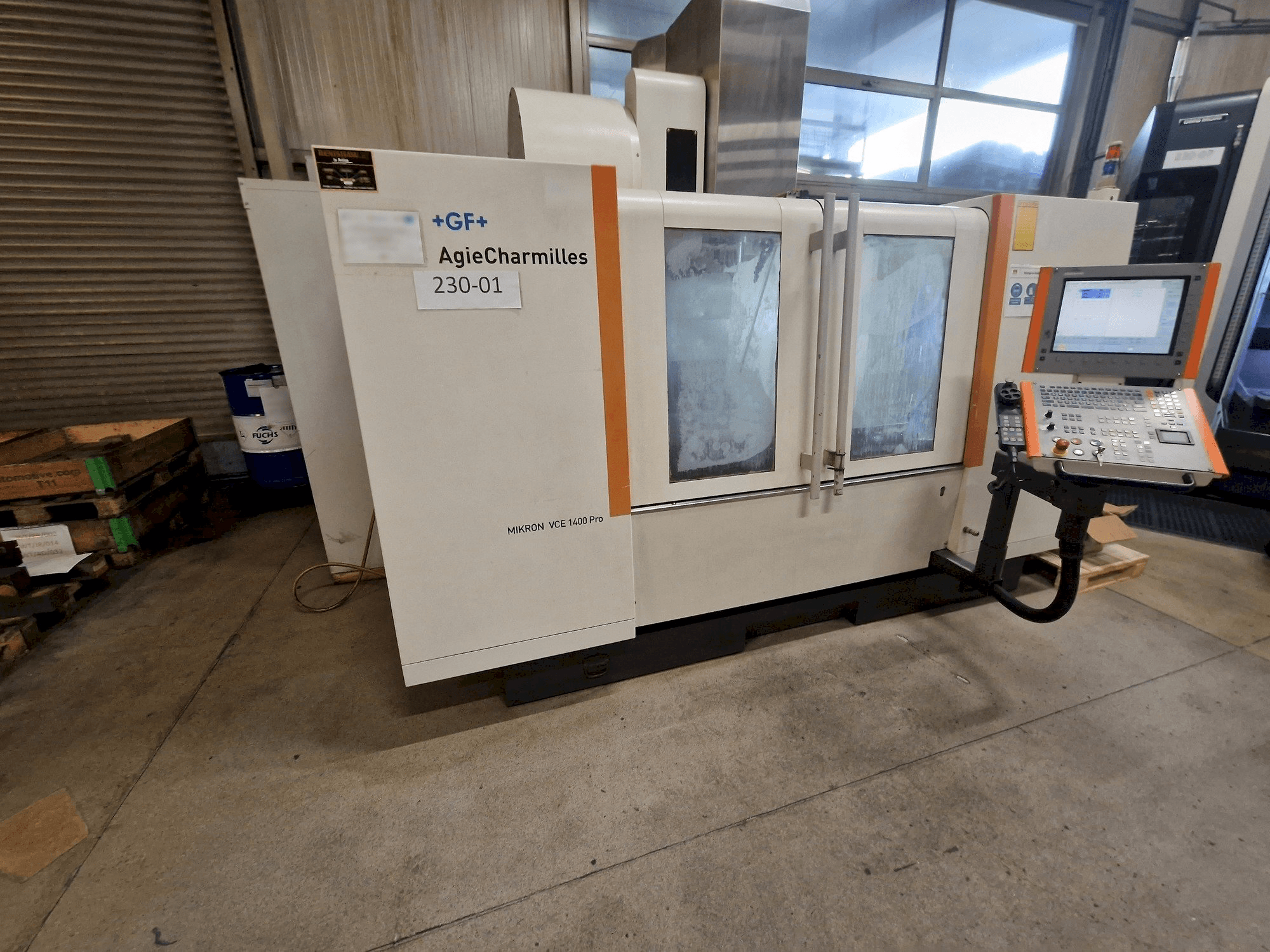 Linke Seitenansicht der AgieCharmilles MIKRON VCE 1400 PRO Maschine