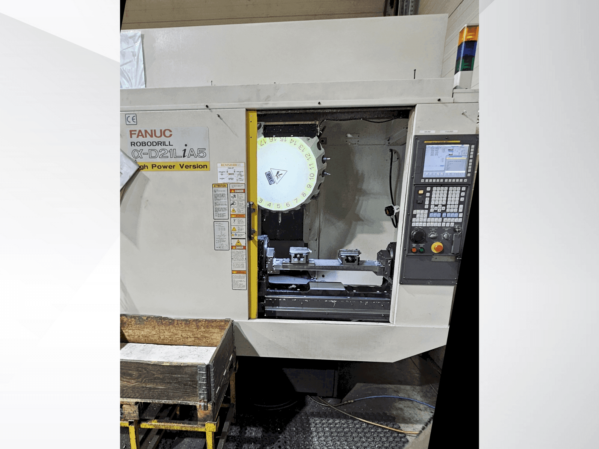 Frontansicht der FANUC Robodrill α-D21L iA Maschine