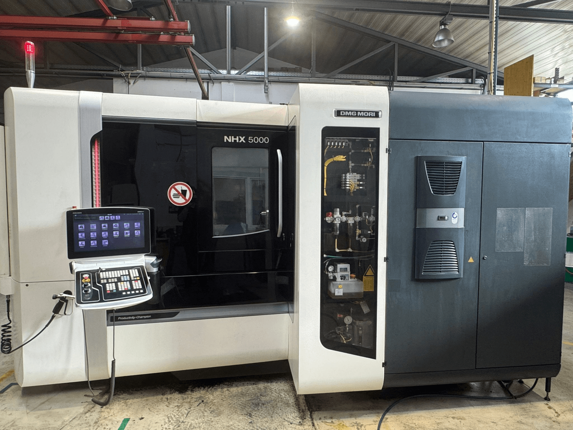 Frontansicht des DMG MORI NHX 5000 Horizontal-Bearbeitungszentrums mit dem Bedienfeld und den Maschinendetails.